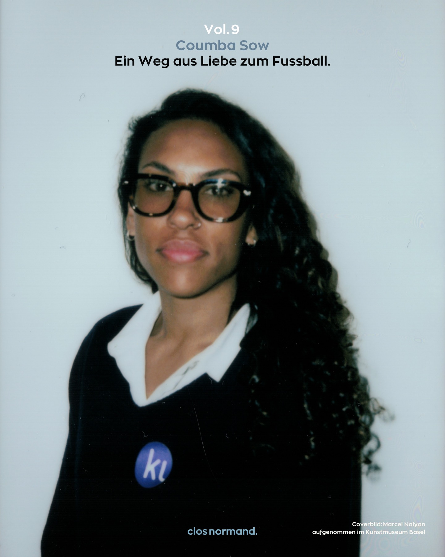 „𝘐𝘤𝘩 𝘥𝘢𝘤𝘩𝘵𝘦, 𝘦𝘴 𝘨𝘪𝘣𝘵 𝘦𝘪𝘯 𝘙𝘰𝘯𝘢𝘭𝘥𝘪𝘯𝘩𝘰 – 𝘥𝘢𝘯𝘯 𝘨𝘪𝘣𝘵’𝘴 𝘢𝘶𝘤𝘩 𝘦𝘪𝘯𝘦 𝘙𝘰𝘯𝘢𝘭𝘥𝘪𝘯𝘩𝘢!“
@coumbi18 erzählt ihre Geschichte: Von einem fussballbegeisterten Mädchen auf dem Bolzplatz zur Profispielerin, die heute Kindern eine Stimme gibt.
Eine Story über Widerstand, Sichtbarkeit – und darüber, wie sich Kreise schliessen können. Mit einem Buch in Kinderhänden✨.
Die vollständige Ausgabe jetzt auf www.closnormand.online 📕.
Location: @kunstmuseumbasel
Chief Curator / Photographer: @marcelnalyan
Project Manager: @noahxmicha
Talent: @coumbi18
Design: @altuncreative
______________________
#online
#culture
#lifestyle
#magazine
#closnormand