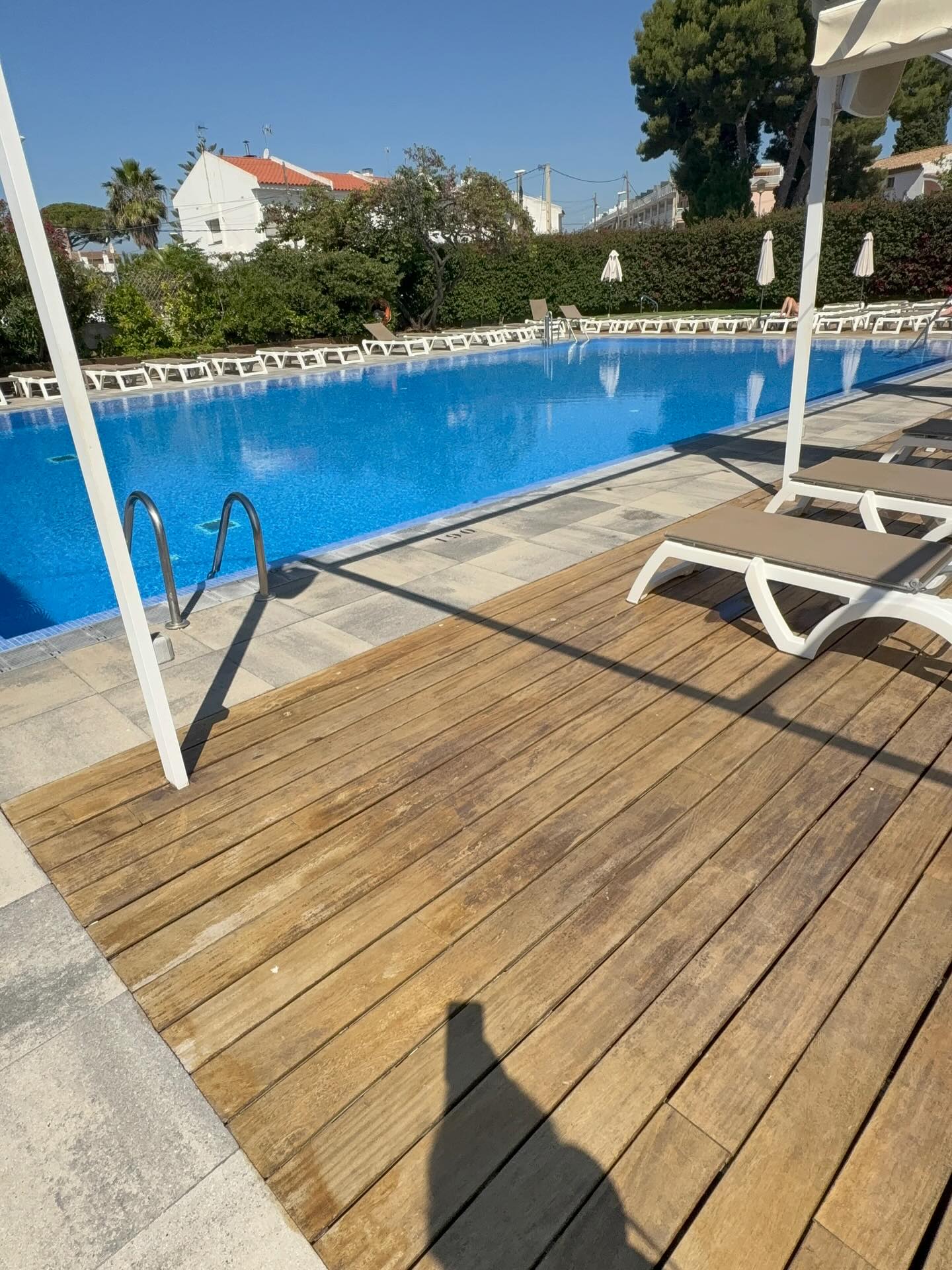 🏖️Aquests dies estem gaudint de les Vacances Terapèuiques a Altafulla. 🌊
Un grup de persones afectades i alguns familairs i cuidadores juntament amb professionals de l’ACAP passem uns dies en un entorn segur però treballant des de diferents àrees per tenir eines per un millor dia a dia!. 💪🏼☀️🧘🏻♀️
Tallers de fisioteràpia, logopèdia, estimulació cognitiva… sortides i estones de riures i lleure. 🎲🃏🎤🏊🏻♂️
#parkinsoncat #ACAP40 #juntsmiremcapalfutur #Parkinson #vacancesterapeutiques #altafulla