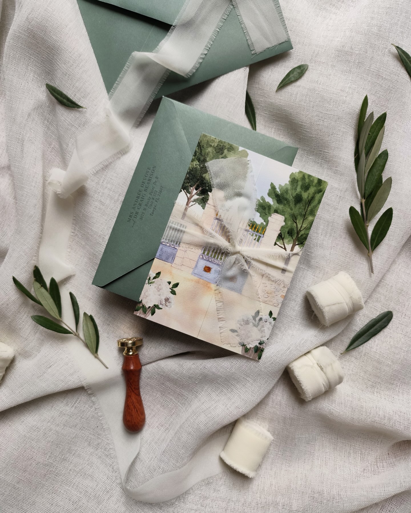 💌 Une invitation comme un pont entre deux mondes
Elle est française, il est américain.
À deux, ils ont rêvé d’un faire-part qui raconte leur histoire : une aquarelle douce, des rubans de soie comme des promesses, une enveloppe aux teintes d’oliviers.
Chaque détail a été pensé comme un écho à leur union : élégante, sensible, intemporelle.
Un peu d’ici, un peu de là-bas… et beaucoup d’amour.
✨ Création sur-mesure pour un mariage franco-américain, entre émotion et raffinement.
#fairepartmariage #papeteriesurm esure #mariagefrancoamericain #invitationartistique #artpapier #weddingstationery #créationpoétique #atelierpapeterie