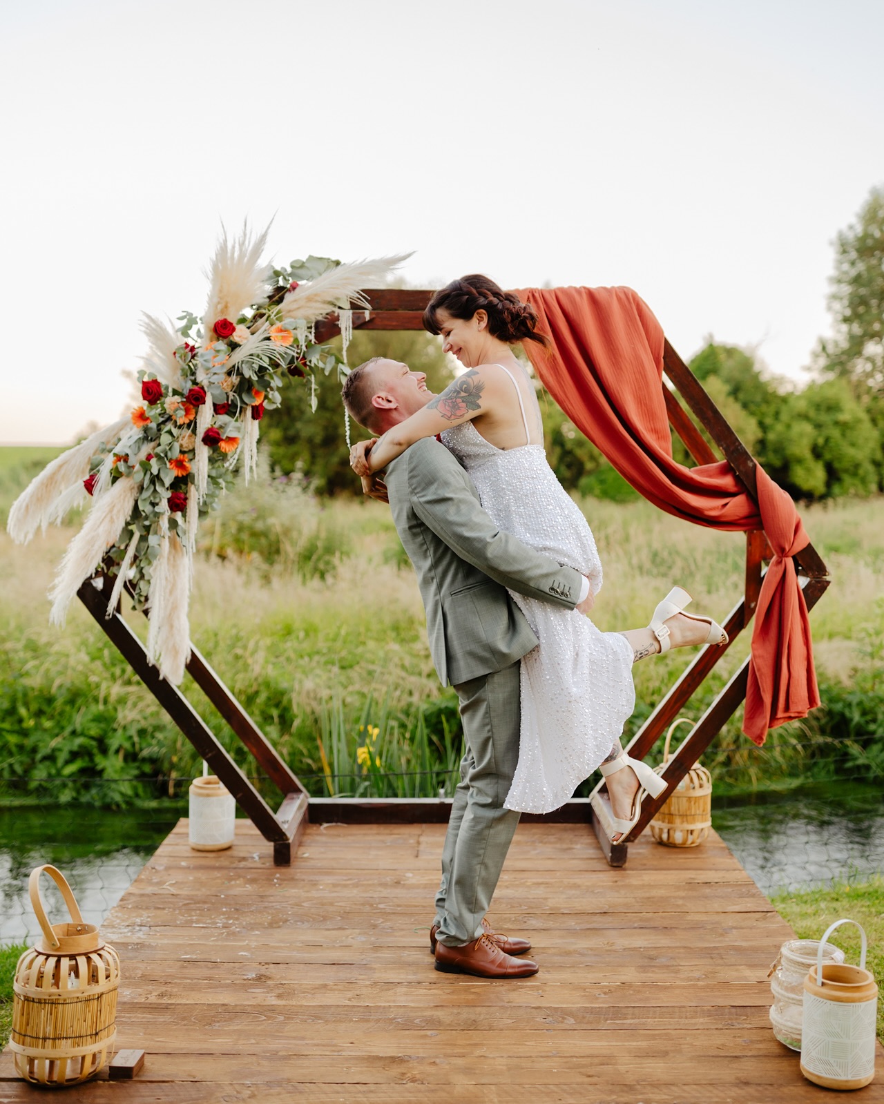 âš CĂRĂMONIE LAĂQUE VS CĂRĂMONIE RELIGIEUSE âš
âšVous hĂ©sitez encore entre ces deux types de cĂ©rĂ©monie pour votre mariage ? Voici un petit comparatif pour vous aider Ă y voir plus clair ! đ
đ° CĂRĂMONIE RELIGIEUSE
- Traditionnelle et spirituelleâš- CĂ©lĂ©brĂ©e dans un lieu de culteâš- Rituels codifiĂ©sâš- Cadre souvent majestueuxâš- Importance des croyances personnelles
đ CĂRĂMONIE LAĂQUEâš- 100% personnalisĂ©eâš- En extĂ©rieur ou dans le lieu de votre choixâš- Discours, rituels symboliques, musique libreâš- Plus de libertĂ© pour crĂ©er un moment Ă votre imageâš- IdĂ©ale pour les couples non religieux ou mixtes
đž En tant que photographe, jâadore les deux !
âšDans une Ă©glise, la lumiĂšre et lâĂ©motion sont souvent intenses âšâšEn cĂ©rĂ©monie laĂŻque, lâambiance est plus dĂ©tendue, les rires et les larmes fusent facilement đ„Čđ
Et vous, quelle cĂ©rĂ©monie vous ressemble le plus ? Dites-moi en commentaire ! đ
âââ
#mariagelaique#mariagereligieux#melanievauryphotographe#futursmaries2026#photographemariageoise#photographemariagesenlis#photographemariagecompiegne#photographemariagechantilly