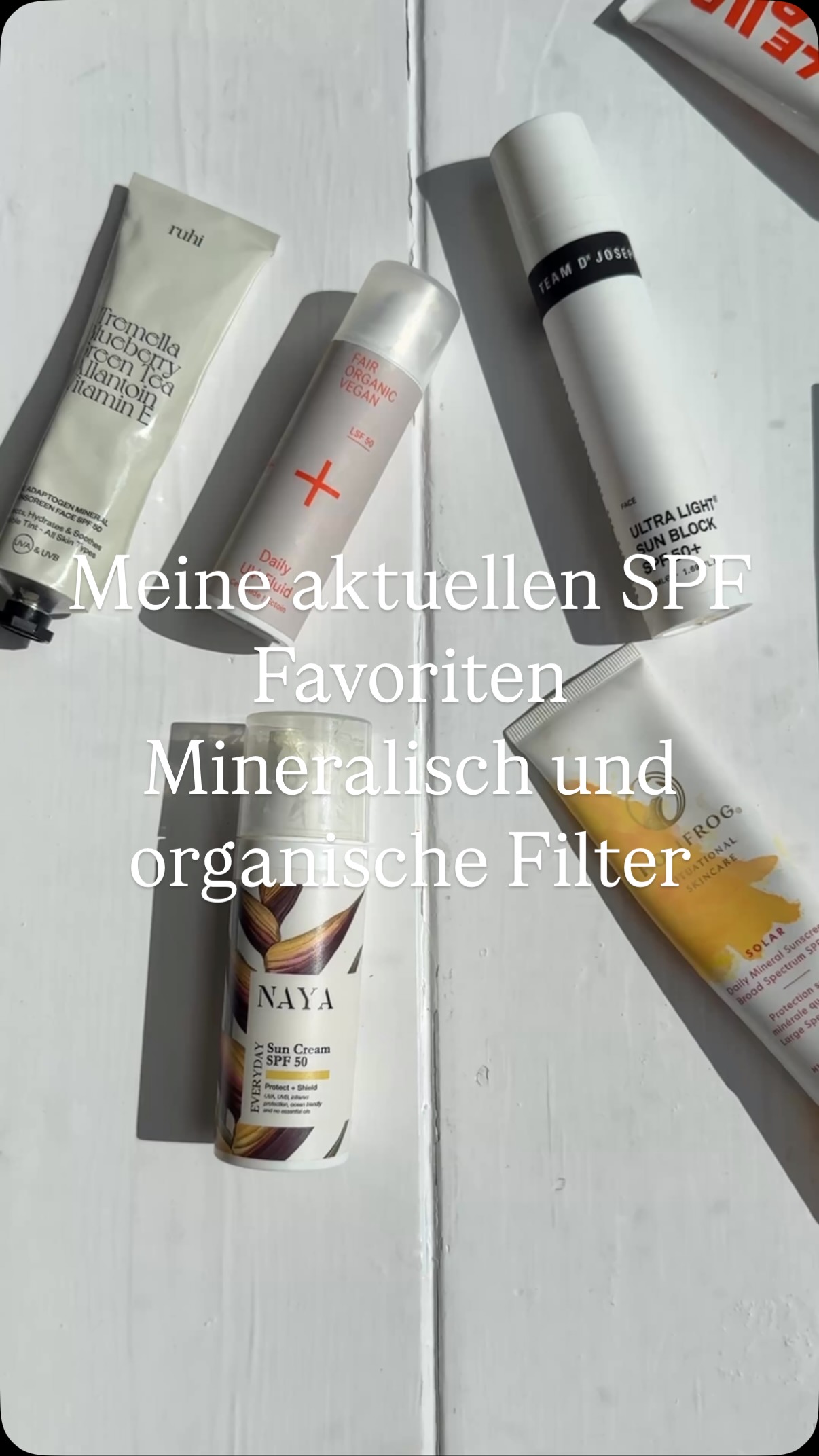 Meine aktuellen SPF-Favoriten (finally!) ☀️🤓
(Enthält unbezahlte Werbung, da Produkte gezeigt werden)
Ihr fragt mich so oft nach meinem liebsten Lichtschutz, hier kommt nun endlich der versprochene Post dazu. Ich nutze beides - synthetische (organische) und mineralische Filter. Hier kommt es sehr stark auf das Produkt an für mich! Synthetische/Organische Filter sind keine klassische Naturkosmetik, es gibt hier aber ganz tolle Produkte mit modernen organischen Filtern und gleichzeitig super schönen Formulierungen☀️. Der Vorteil ist, dass sie wirklich gar nicht weißeln, oft sehr leicht und easy aufzutragen sind, wobei mineralische Filter von manchen Hauttypen besser vertragen werden. Es ist einfach super individuell.☀️
Ich finde es wichtig, am Ende einen SPF zu finden, den man gerne täglich und somit regelmäßig benutzt (und der sich gut anfühlt indiviudell), um die Haut zu schützen! 🙏🏻♥️
☀️Wichtig: Make-Up oder BB Cream mit SPF ist kein Ersatz für Sonnenschutz (man nimmt einfach viel zu wenig!). Es ist ein extra Benefit, aber nutze den SPF immer als letztes in der Skincare-Routine, einziehen lassen - dann mit dem Make-Up starten.
Eine Auswahl meiner aktuellen Favoriten zeige ich euch in dem Reel mit kurzen Beschreibungen, hier nochmal aufgelistet🤓☀️🩷
Organische Filter: ☀️
1. @nayaglow SPF 50 - All Time Favourite
2. @teamdrjoseph SPF 30 / 50
3. @midi12skincare SPF 50
Mineralische Filter: ☀️
1. @iplusmberlin Daily Uv Fluid LSF 50
2. @ruhi_rituals the Adaptogen Mineral SPF 50
3. @holifrog Solar SPF 30
4. @lerubsunscreen SPF 30
5. @madaracosmetics SPF 50 Stick
Weitere Produkte sind gerade im Test 🙃🥰
Was sind eure liebsten SPF Produkte, oder seid ihr noch auf der Suche? ☀️ Bei Fragen gerne in die Kommentare 🤓
SONNENSCHUTZ
NATURKOSMETIK
HAUTPFLEGE
SPF