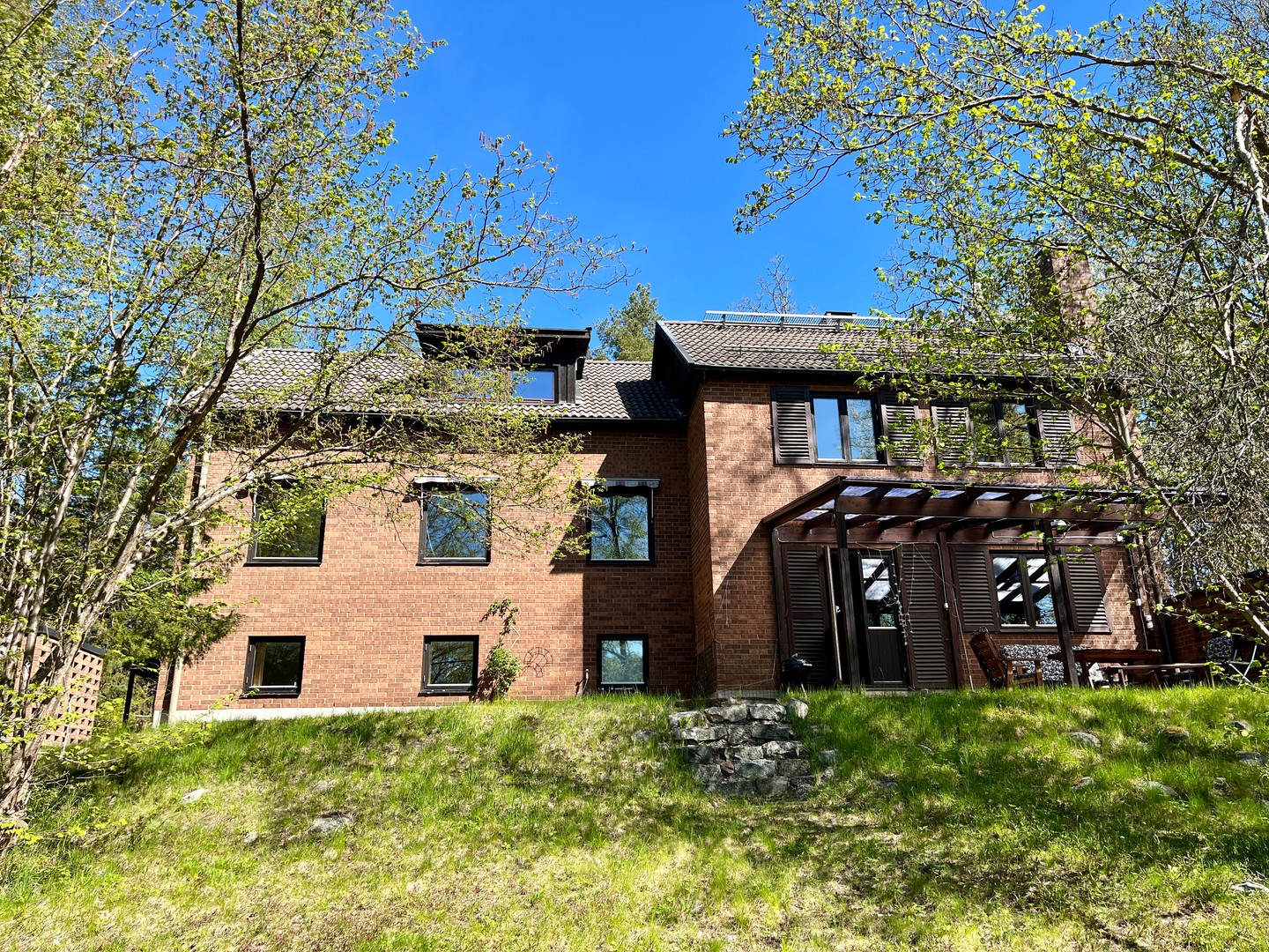 UTHYRNING
Stor villa i Djursholm â perfekt för familjen!
đ GunnvĂ€gen | NĂ€ra BISS
Hyra: 34 000 kr/mÄn | Omöblerad
đ 5â6 sovrum | 3 badrum + separat WC
đ„ Vardagsrum & sĂ€llskapsrum med öppen spis
đ§ââïž Bastu, tvĂ€ttstuga & gillestuga
đł Uteplats, trĂ€dgĂ„rd & friggebod
⚠Ytskiktsrenoverat | Möjlighet att mÄla skÄp (via fackman)
đ
TillgÀnglig för lÄngtidsuthyrning
đ© DM för visning!
#djursholm #biss #hyrahus #familjevilla #villaförhyra #stockholmuthyrning #passionforhomes