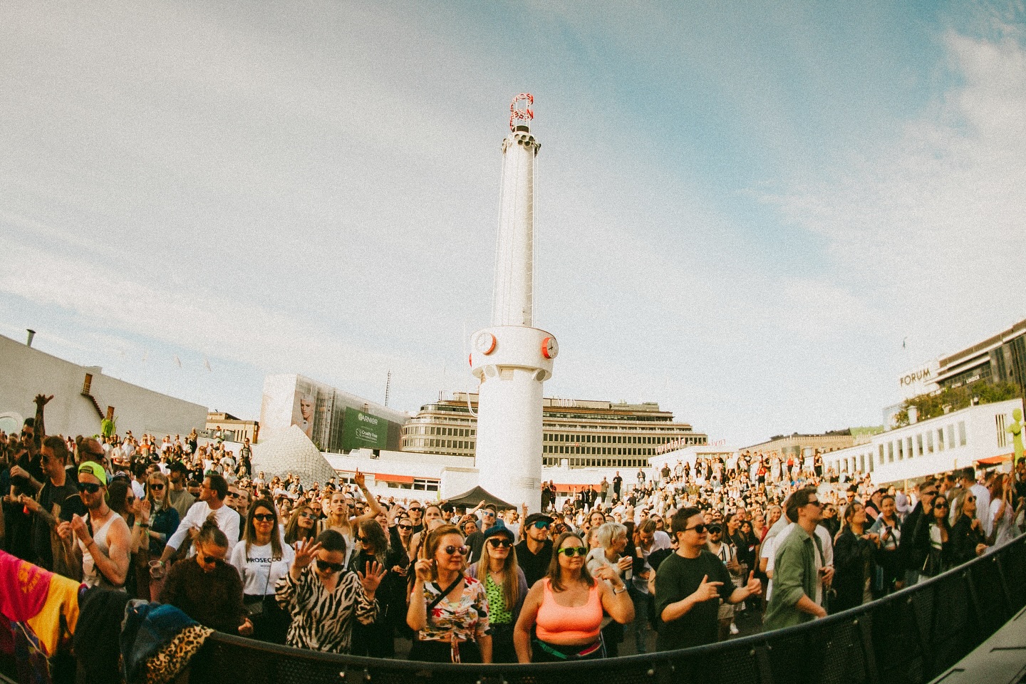 POV: Sinä lauantaina💛
Outsiders käynnistää kesän kaupungissa ja se tapahtuu juuri täällä, Helsingin omaleimaisimmalla kohtaamispaikalla, Lasipalatsin aukiolla Lasipalatsikorttelissa.
Tuu mukaan fiilistelemään hyvää musaa Helsingin sydämessä <3
Liput käyvät kuumille kiville – nappaa omasi NYT! Linkki lippuihin biossa🫶🏼