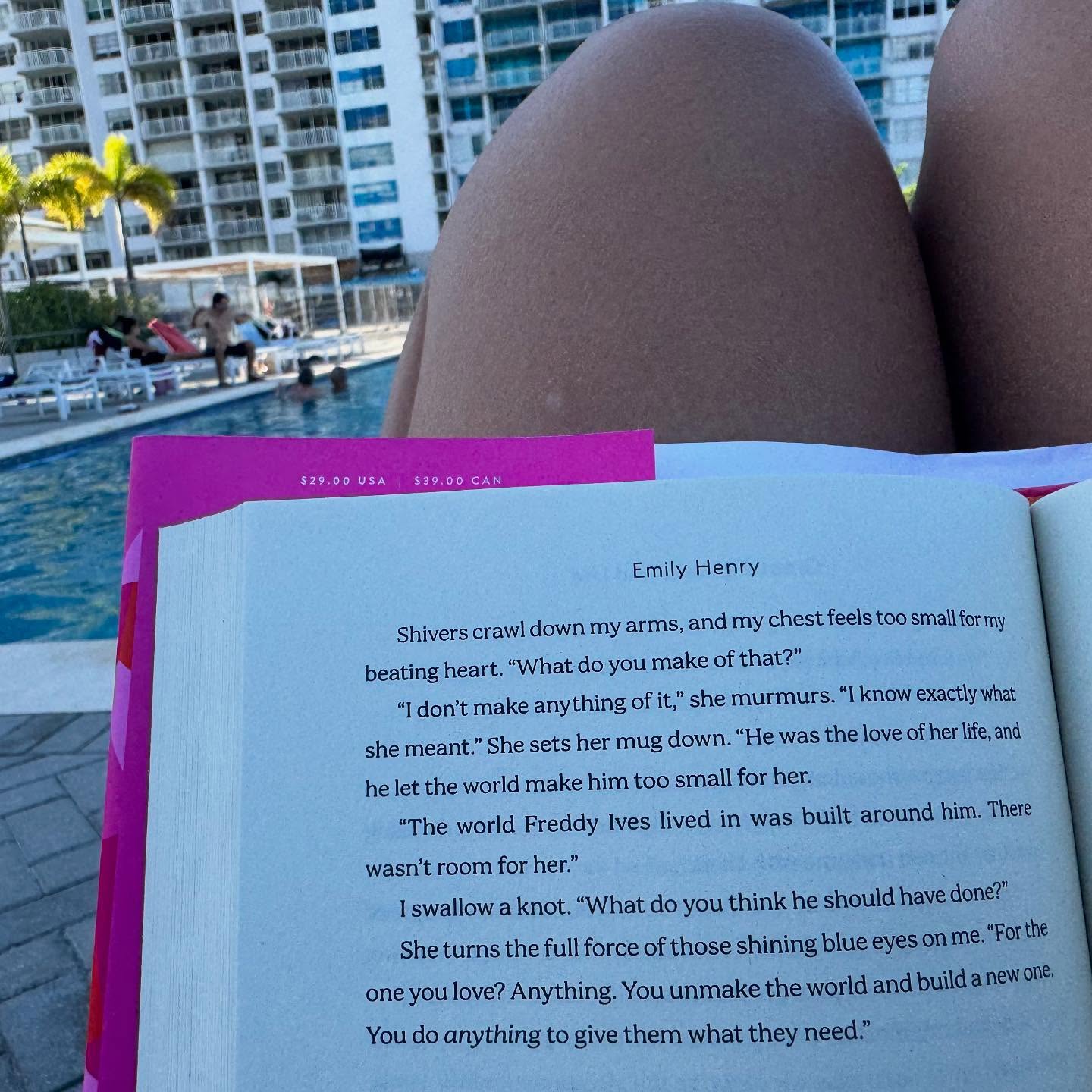 summer is officially here ⛅️ need to start working on my pool / beach side books, what are your go to summer reads?
#summerbooks #bookstagram #contentcreatorlife #summerinmiami #miamilifestyle #emilyhenry