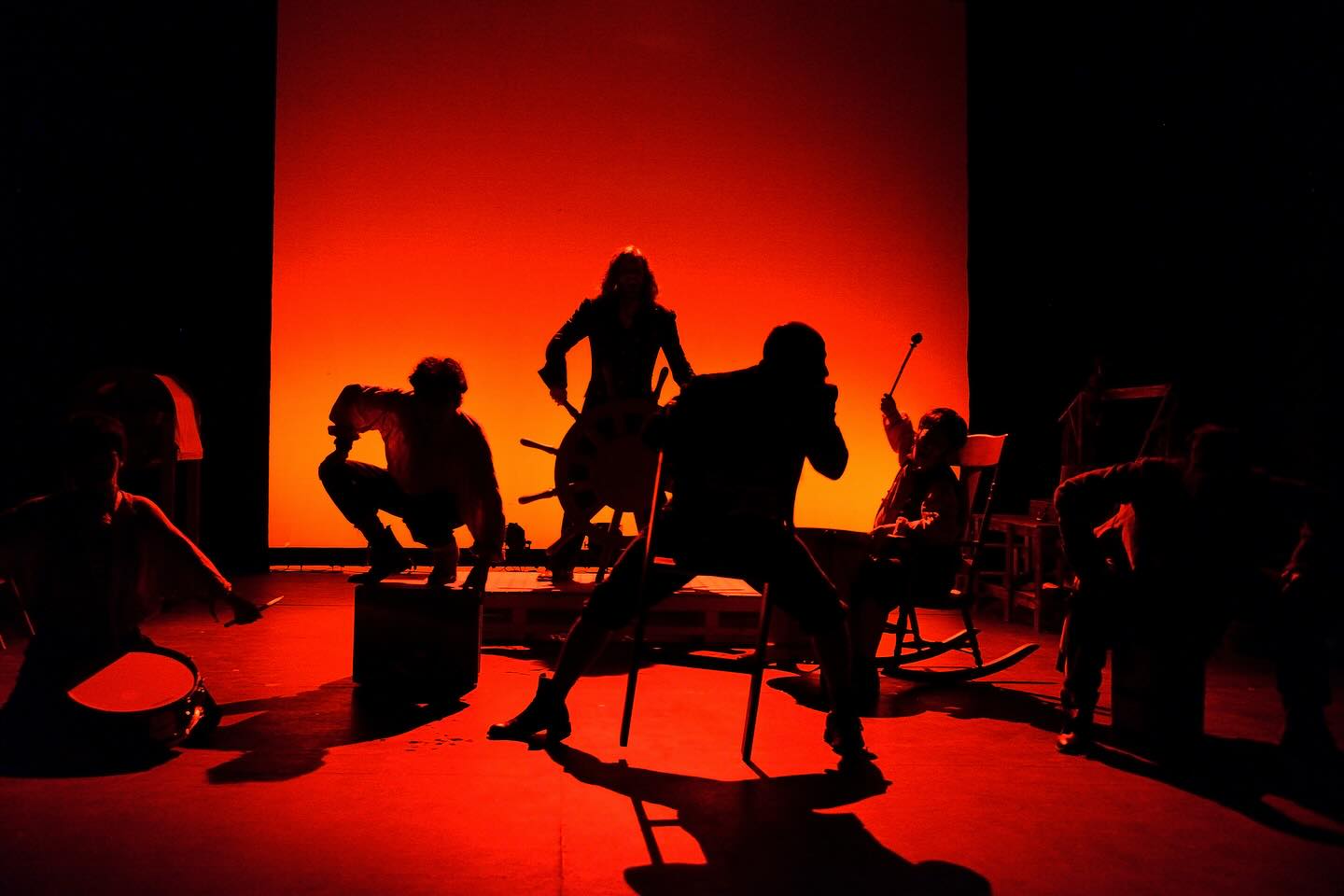 🌊 Mañana nos embarcamos en una nueva aventura...
Mocha Dick llega a Teatro CorpArtes y el escenario se convierte en mar abierto, leyenda viva y viaje profundo.
Prepárate para una experiencia teatral épica, con música en vivo, teatro físico y una ballena blanca que habita nuestras aguas… y nuestra memoria.
📅 Funciones: 30 y 31 de mayo
🎟 Entradas disponibles en corpArtes.cl
👥 Público sugerido +8 años
📍 Rosario Norte 660, nivel -2, Las Condes
@peguisupeguisu
@sof.lissi
@diegoriffart
@alextremista
#ValeEscorza
@paulabarracepe
@joseluiscifuentessoto
@ferjaviersolis
@gasparduclosbesa_
@soy.larach
#MochaDick #LaMonaIlustre #TeatroCorpArtes #TeatroChileno