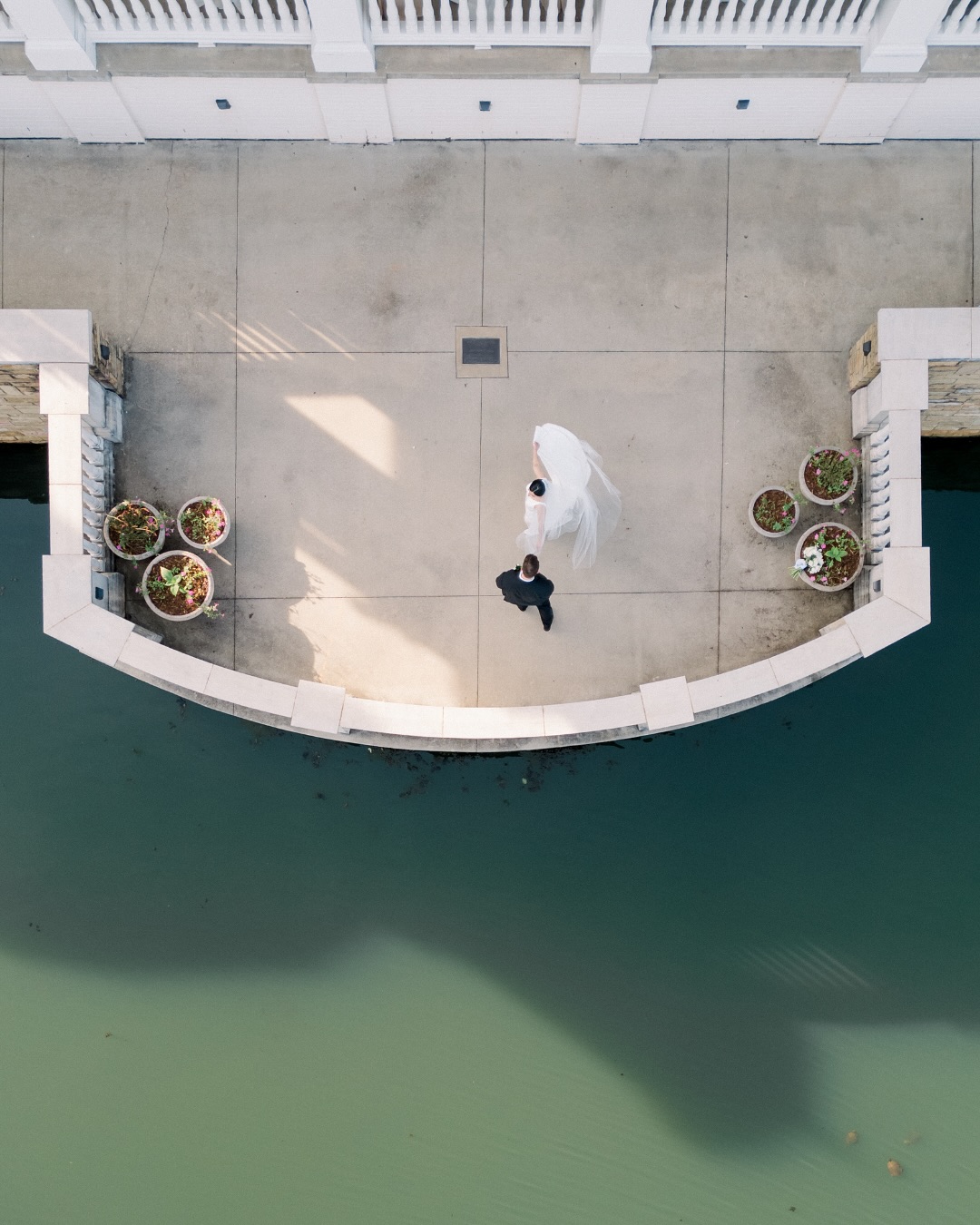 Katelyn and Max’s wedding day was every bit as stunning as the views behind them. The Veranda at Huntsville Botanical Garden gave us the perfect backdrop—from sweeping aerial shots overlooking the fountain pond to the intimate moments captured at ground level by the ever amazing @alweddings , every angle told a story of timeless romance and effortless elegance. ✨🌿
This venue never disappoints—and neither did this couple.
