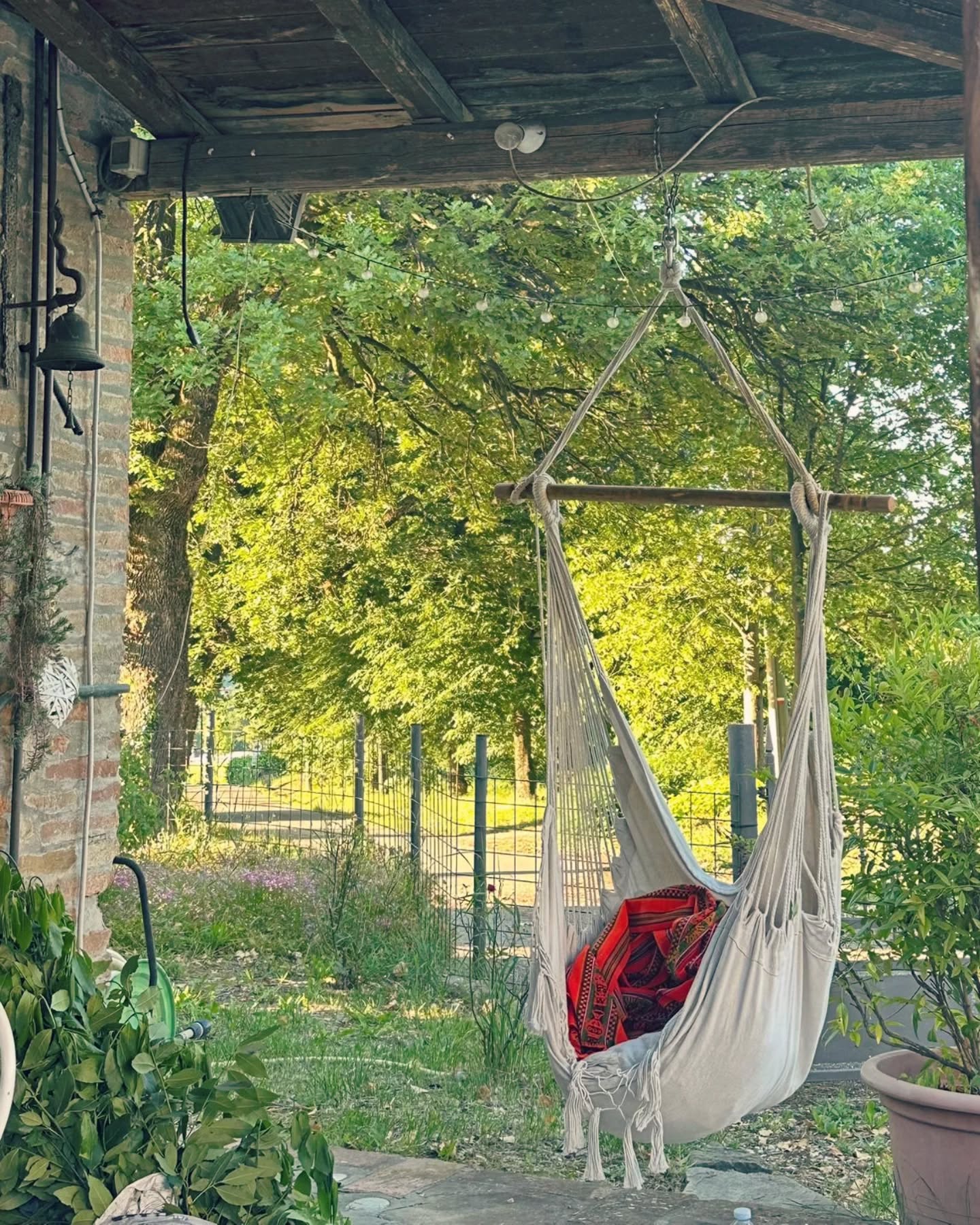 Sta arrivando qualcosa creato per chi sente il bisogno di ritrovarsi
E so già la vocina sabotante che ti dice:
"vorrei ma non sono pronta"
"Non so se è il momento giusto"
Lo so, ho attraversato anche io quelle voci e ad oggi ho capito, che forse non serve essere pronte. Forse serve solo essere oneste con noi stesse.
Riconoscere che sentiamo un bisogno
Una chiamata
E che non vogliamo più ignorarla
In questo percorso che sto per portarti, non si entra perfette, si entra vere.
Nei prossimi giorni ti parlerò di questo nuovo spazio
Se senti qualcosa vibrare, Resta con me...