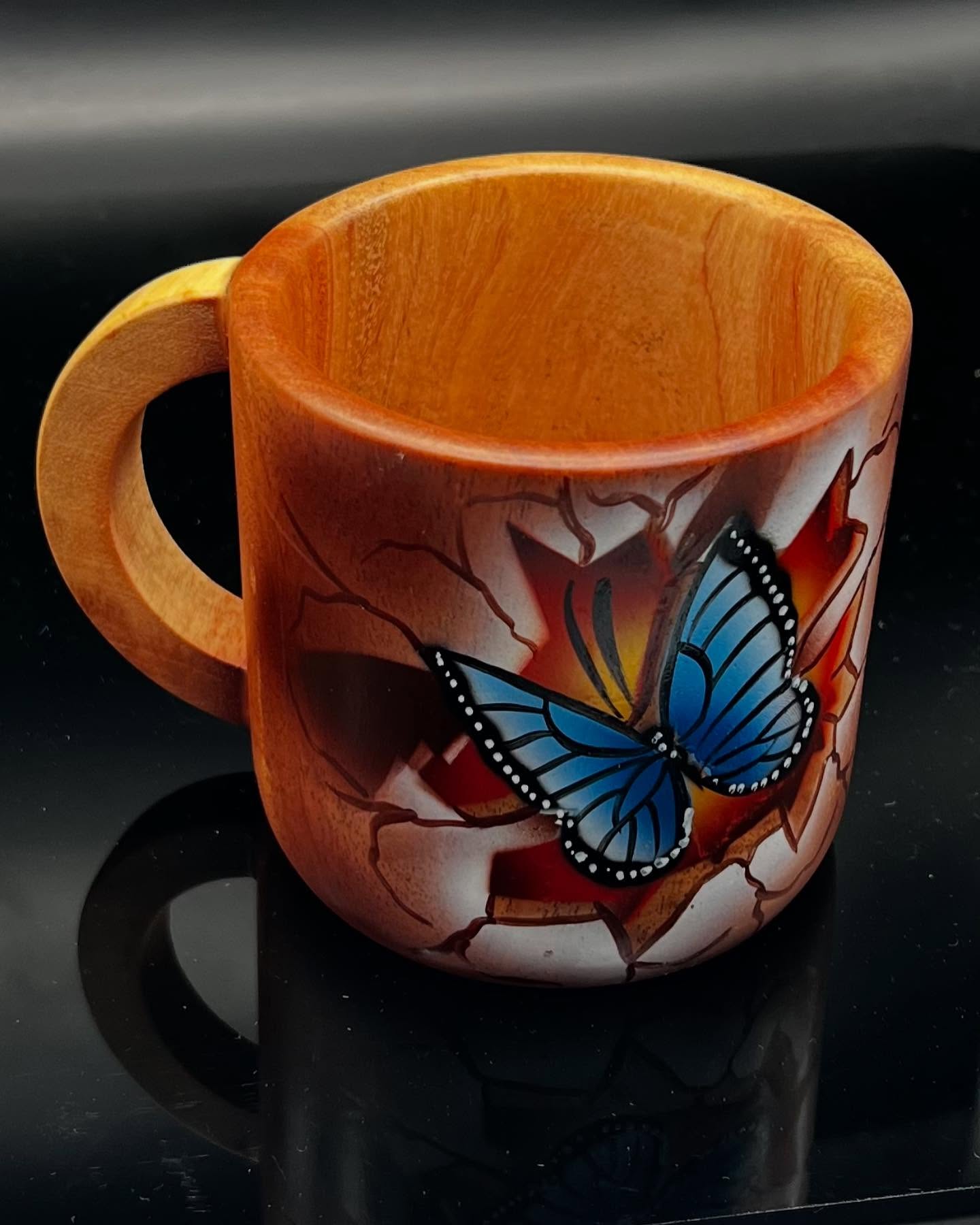 🌿✨Découvrez nos tasses en bois peintes à la main, ornées des animaux emblématiques de la Guyane : Morpho, jaguar, toucan, paresseux et bien d’autres…
🌎 Disponible à la boutique Label Guyane, à l’aéroport Félix Éboué.
Un souvenir authentique et coloré.
#ArtisanatGuyanais #LabelGuyane #SouvenirDeGuyane #TasseEnBois #AnimauxDeGuyane #AéroportFélixÉboué #GuyaneFrançaise