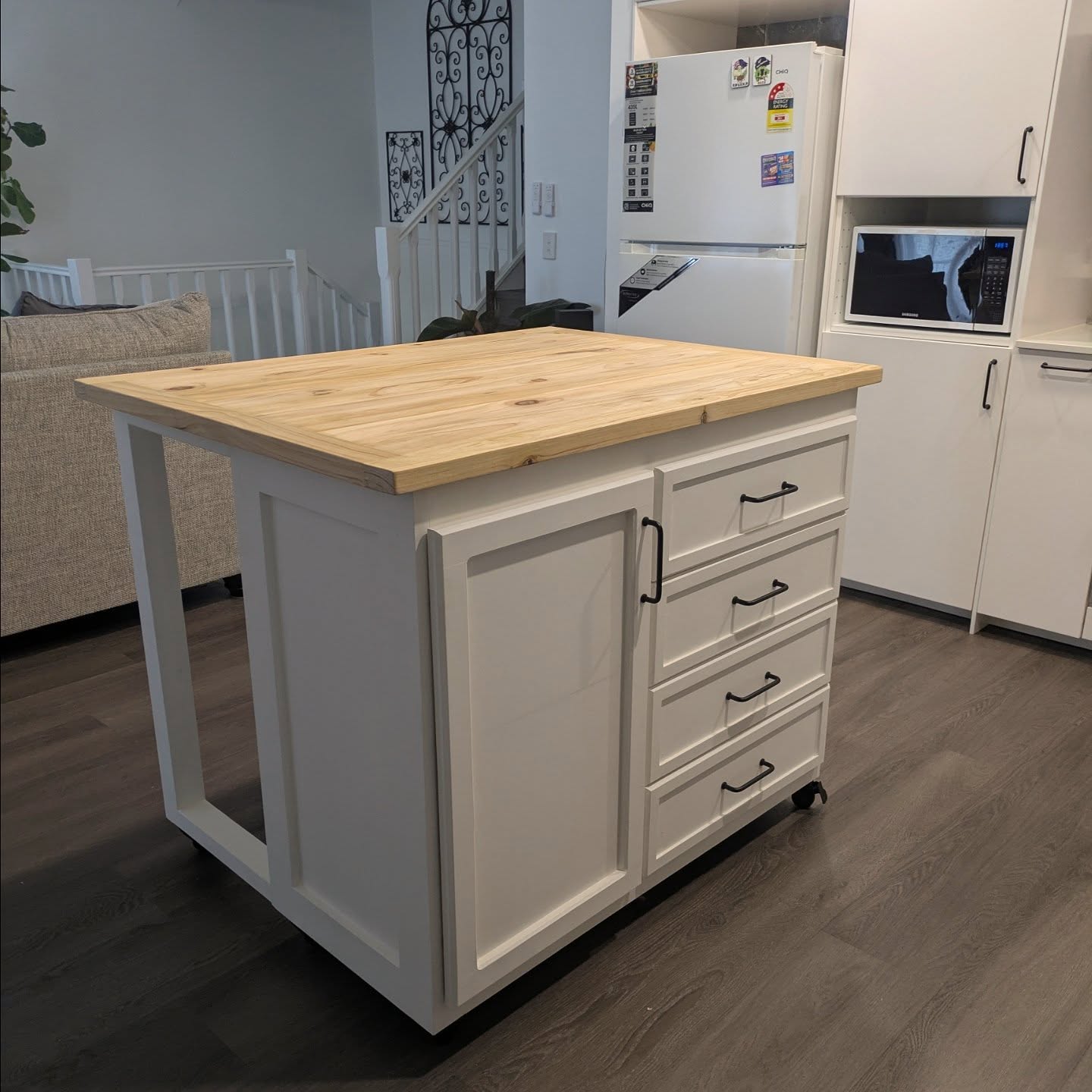 A lovely kitchen island to provide seating, storage and bench space in a smaller kitchen 😍
#knotsandgrains #kitchenisland #kitchen #reclaimedwood #recycled #ecofriendly #goldcoast