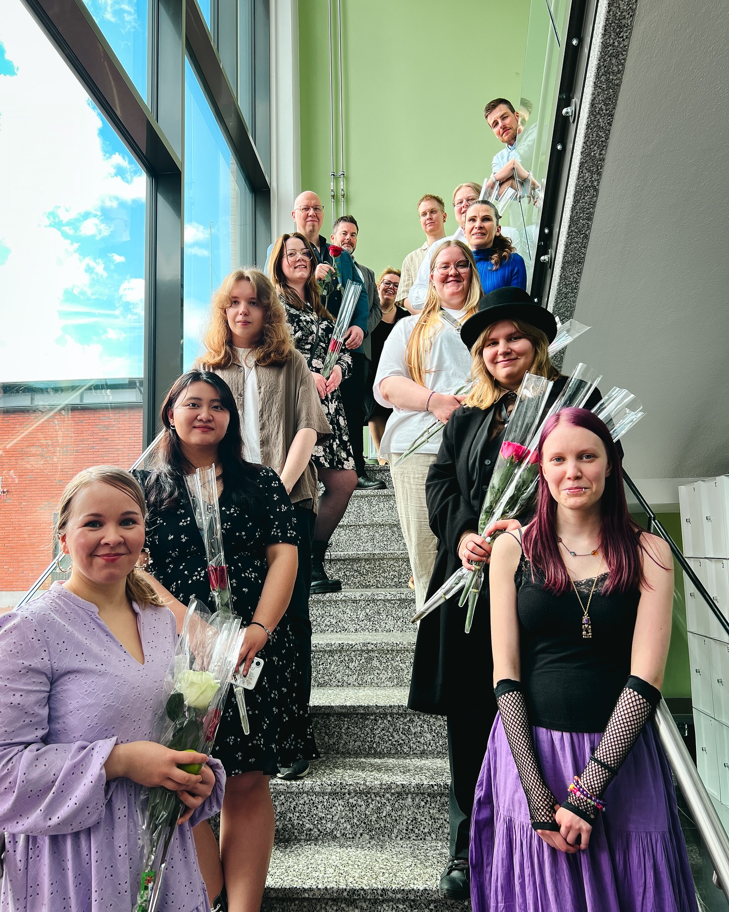 Suvivirsi laulettu ja lukuvuosi päätöksessään!
Valtavan paljon onnea meidän uudet media-alan ja kuvallisen ilmaisun osaajat! 🥳👏🎉💕