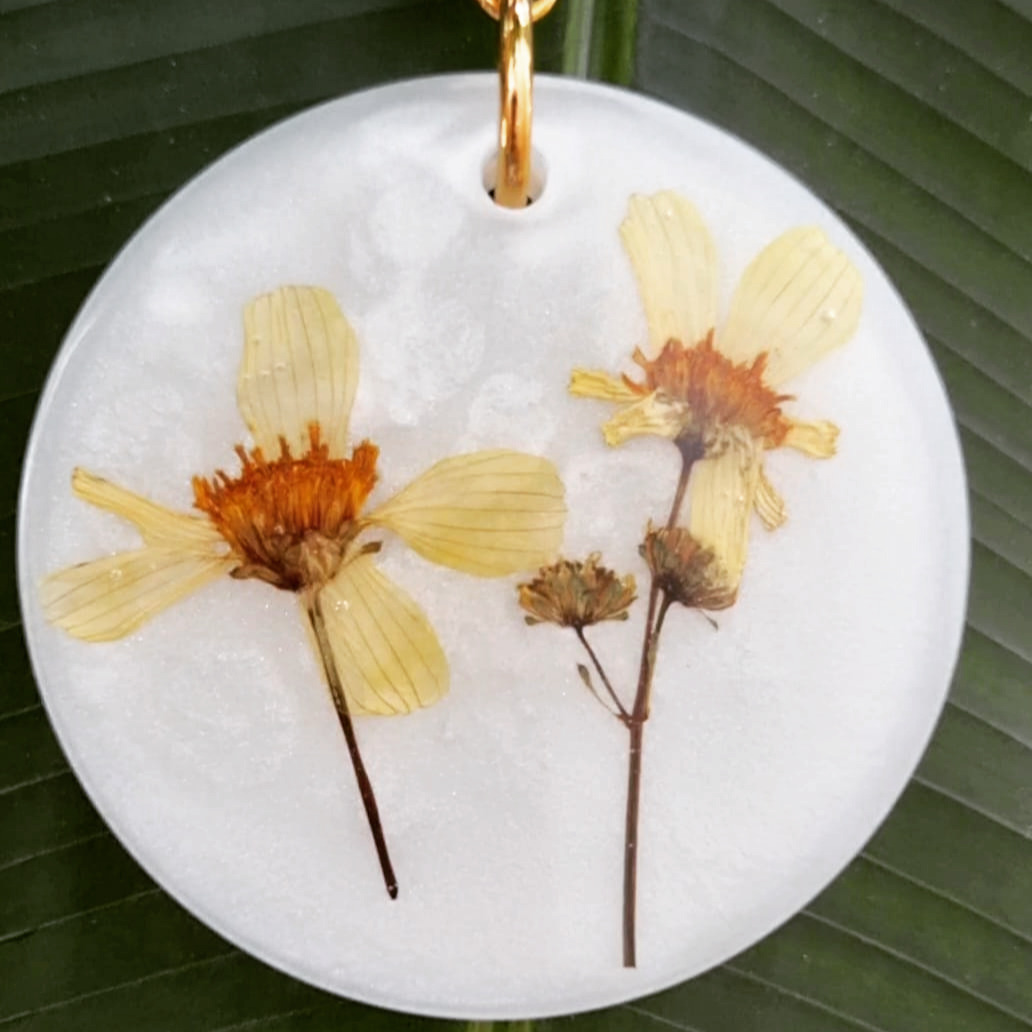 💫Hoje estou trazendo este lindo colar, onde no pingente está eternizada a flor do Picão-Preto. É uma planta herbácea, ereta, com porte variando entre 20 e 150 cm, que possui desenvolvimento rápido, alta produção de sementes e que nas regiões de clima tropical está presente o ano todo. No âmbito medicinal é muito utilizada para…