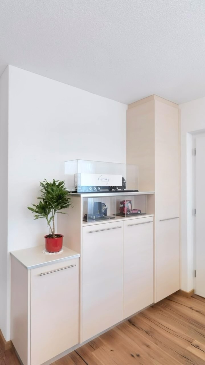 ✨ Kein Zimmer gleicht dem anderen – genauso wenig wie unsere Schränke.
Ob mit viel Stauraum oder cleveren Details, ob für den Eingangsbereich oder die Ankleide: Wir fertigen jeden Schrank so, dass er perfekt passt. In den Raum. In deinen Alltag. Und zu deinem Stil. 🛠️
👉 Massarbeit mit Herz – von der Idee bis zur Montage.