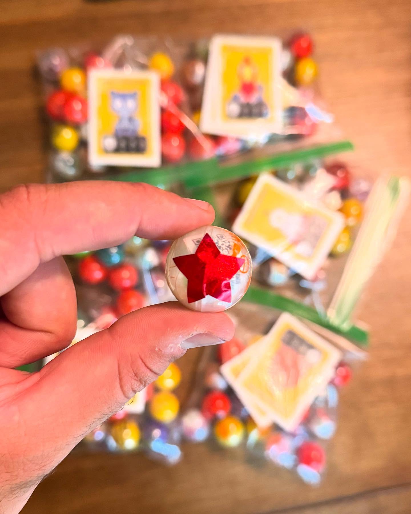 All of the hype has been about the gold stars, but don’t forget about the original red stars!! If you find a red star sticker on a Veefriends mini capsule head to the front desk and they’ll give you prize bag!
#VeefriendsMinis #LOUDVending