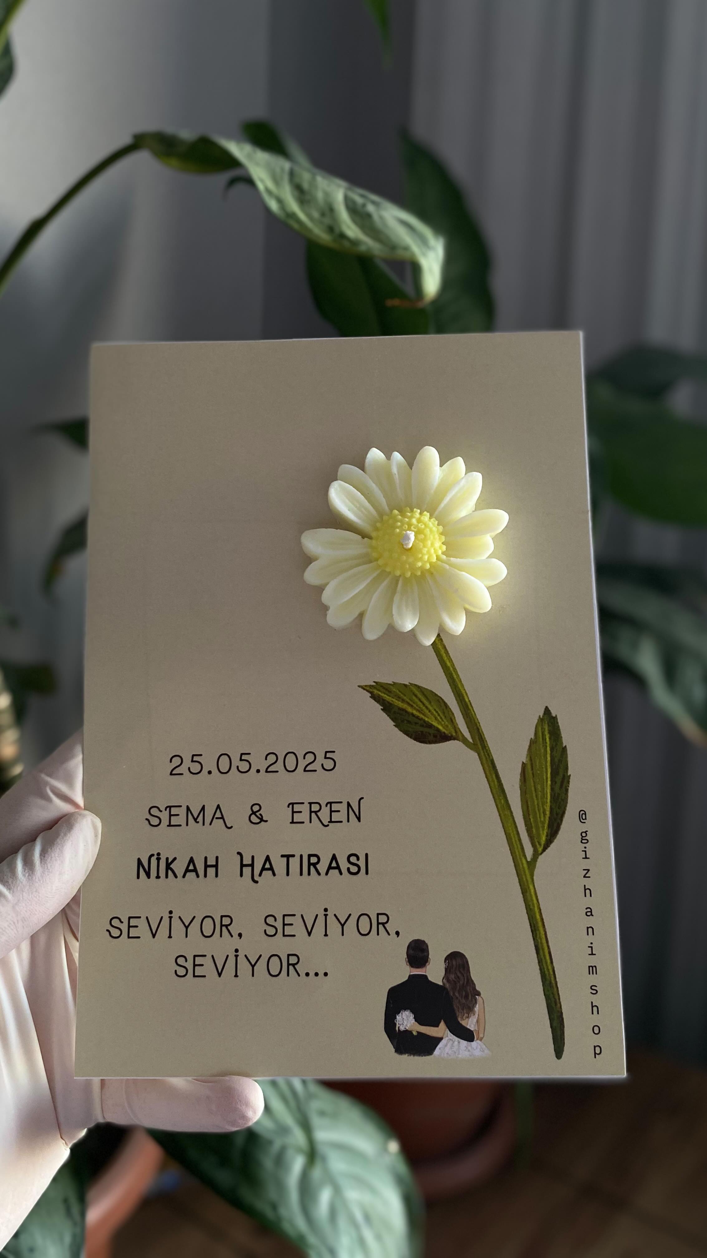 Merhabalar, ürünümüz en az 100 adet olarak sipariş verilir. Kişiye özel yapılır (acil siparişlerde iletişime geçiniz). Düğün tarihi ve isim yazılır, arka taraftada kişiye özel not alanı vardır. Çift taraflı kaliteli mat kuşe kağıda baskıdır. Ürünümüz kargoda mum ve kağıt ayrı gönderilir. Mumların zarar görmemesi için papatya mumu sizin yapıştırmanız gerekir. Kokulu doğal soya mumudur, el yapımıdır seri üretim değildir. Yanında hediye giriş esnasında yakmak için pasta maytapı gönderilir görsellik için.