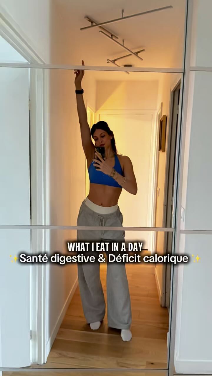 ✨DÉTAILS DES REPAS ✨⬇️
🧃 Une journée dans mon assiette
140g de protéines en déficit calorique 🤌🏼
Ces repas sont adaptés à mes besoins, à mon déficit et à mes problèmes de santé (👉 dysbiose intestinale et intolérance au gluten).
➡️ Par exemple, pas de fruits aux repas ici : je les prends en dehors, et seulement quand le timing le permet pour éviter les fermentations et les douleurs digestives.
🔹 Petit déjeuner
1 œuf + 60g saumon fumé +cottage cheese
3 craquottes sarrasin/sésame noir
150g cottage cheese version sucré (extrait de vanille, cannelle, stévia + 2 craquottes cacao émiettées)
📊 Macros : 30G - 22L - 42P
🔹 Déjeuner
200g cabillaud + 200g légumes
200g purée de patate douce
Dessert : 20g chocolat noir (2 carrés 🍫)
📊 Macros : 71G - 17L - 38P
🔹 Dîner
200g filet de poulet (herbes + citron)
200g riz noir cuit + 200g légumes
Dessert : 100g skyr végétal (extrait vanille, stevia, cannelle) +1 craquotte cacao
📊 Macros : 60G - 12L - 60P
☕️ + 2 café latte dans la journée
🍏 + parfois un fruit entre les repas (quand possible)
💡 Je garde la même structure chaque jour : protéines + fibres + glucides rassasiants + bons gras (surtout oméga 3).
➡️ Ça m’aide à tenir sur la durée, éviter la fatigue décisionnelle et mieux gérer mon appétit.
⚠️ Ces idées sont là pour vous inspirer, pas à copier-coller !
Tes besoins sont uniques. 😉
👇 Si tu veux plus d’exemples de repas simples, équilibrés, et compatibles avec un déficit sans frustration…
Abonne-toi 🌱💪
.
.
.
#whatieatinaday #journeedansmonassiette #dysbiose #digestion #nutrition #coachennutrition #fitnessjourney #gymgirl #fitness #alimentationsaine #alimentationequilibree #mangermieux #foodinspiration #recette #Sansgluten #fitgirl #glutenfree #pertedepoids #pertedegras #whatieat