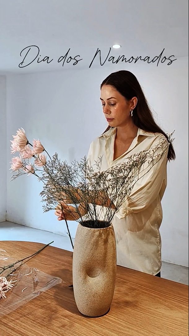 Dê algo que dure mais que flores.
No fim, são os momentos simples que permanecem: o café compartilhado, a mesa posta com cuidado, o silêncio confortável entre duas pessoas que se escolhem.
Para este Dia dos Namorados, criamos uma seleção especial de peças — objetos que atravessam o tempo e carregam mais do que forma: carregam presença.
Separamos peças em pronta entrega para quem deseja presentear com história, tempo e intenção. Até o final do dia, vamos publicar nos stories todas as opções disponíveis, com fotos e detalhes.
Estamos oferecendo um desconto especial para a data:
5% para compras no cartão e 10% para pagamentos via Pix.
Se alguma peça te tocar, entre em contato pelo direct ou pelo nosso WhatsApp.
E caso a peça que você procura não esteja na lista de pronta entrega, podemos te direcionar a um de nossos parceiros lojistas que a tenha disponível.
Será um prazer te ajudar a escolher um presente que fique.
____
#PresenteComHistória #DiaDosNamorados #DesignAfetivo #CerâmicaAutoral #PresenteComAlma #MesaPosta #DecorComAfeto #FeitoÀMão #DesignBrasileiro #MolleDesign #PresenteEspecial #Artesanal #AmorQueFica #ProntaEntrega #GrandeVitória