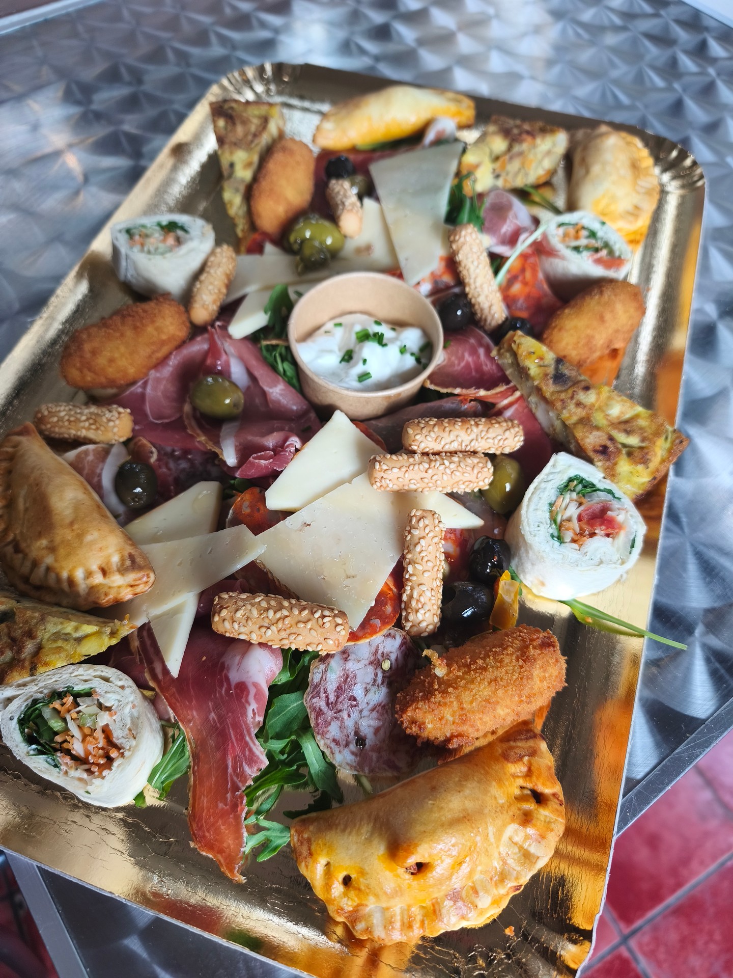 VENTE À EMPORTER :
Pour un apéritif gourmand on propose un plateau mixte, composé de charcuterie espagnole, manchego, olives, gressin et 4 tapas variés par personne.
Pour en savoir plus, n'hésitez pas à consulter notre site internet.