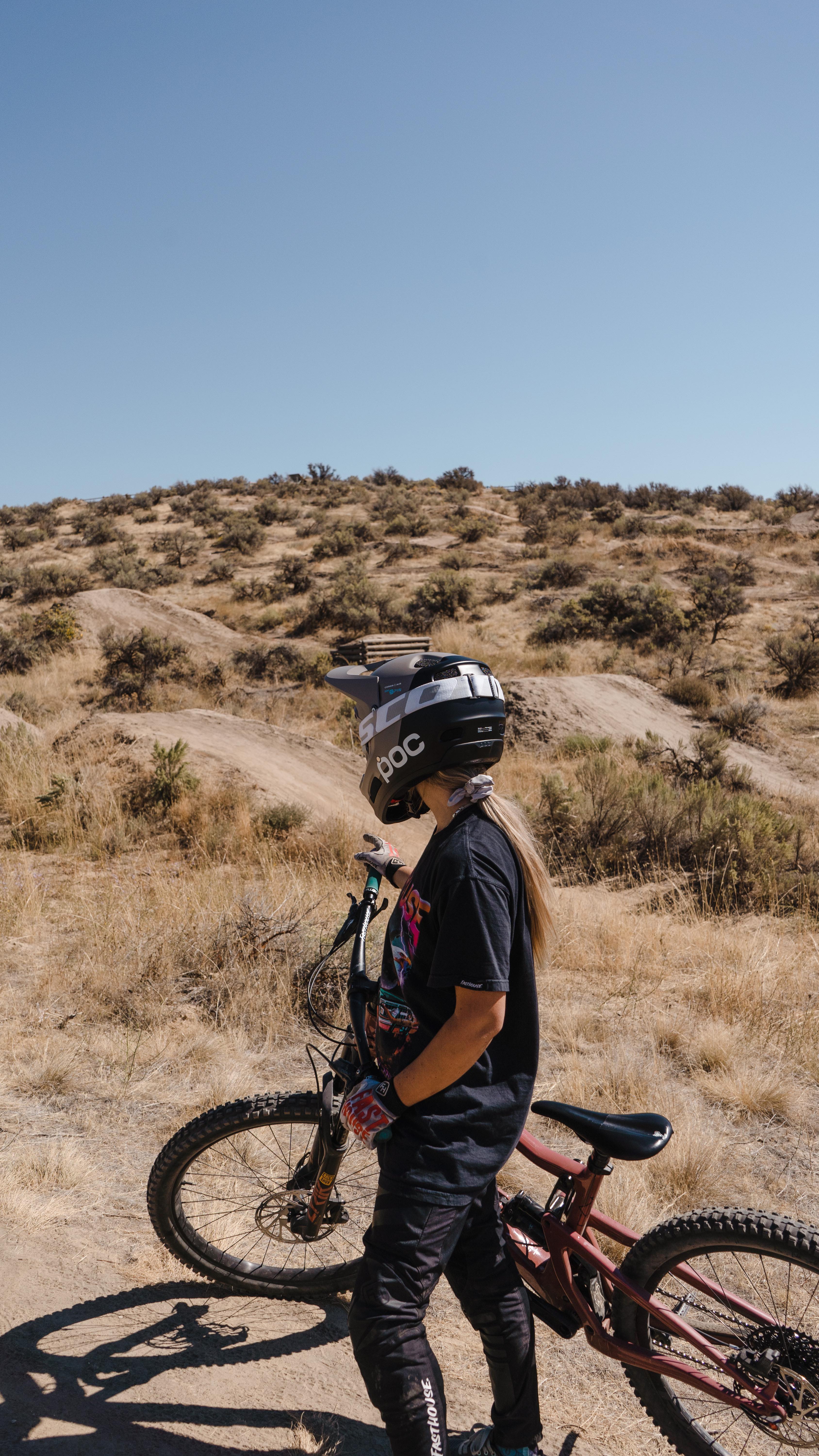 This vs. the usual chaotic grab all the sh*t, throw it in the truck, haven’t eaten since lunch, already maxed on 400mg of caffeine and hope I packed socks…
And oddly enough this was one of the best rides I’ve had in a minuteeee… wonder whyyy.😅❤️🔥
#mtb #mountainbiking #performancetraining #sportsperformance #grwm #fitcheck #bikebunny #dirtprincess