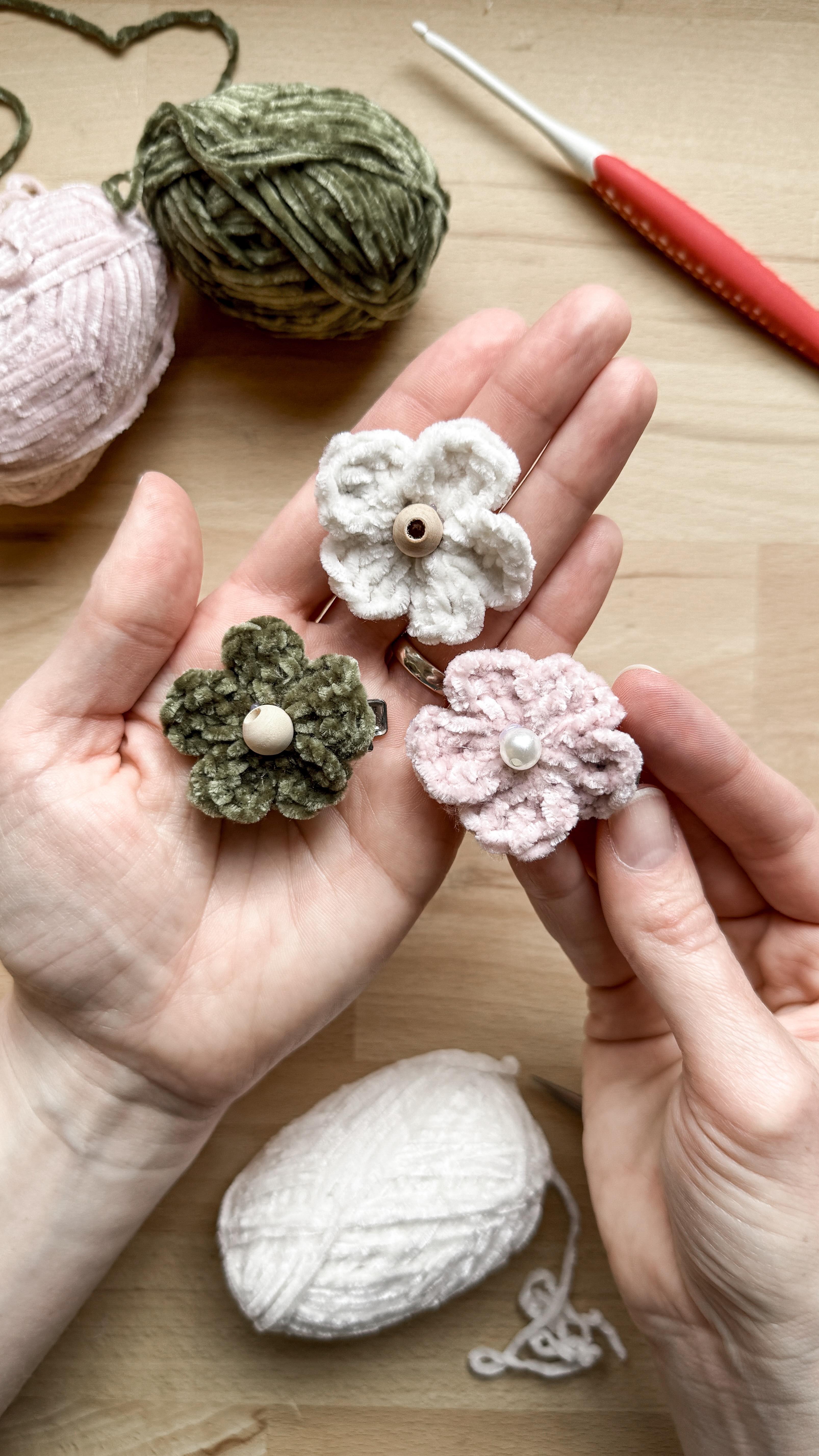 🌸 Häkelblumen für süße Accessoires – So geht’s! 🌸
Heute zeige ich euch, wie man kleine Häkelblumen macht, die perfekt für Haarspangen oder Dekorationen sind!
Hier eine kurze Zusammenfassung der Schritte:
🧶Sechs Lm häkeln. Mit einer Km den Ring schließen.
🧶Drei Lm und drei DStb häkeln. Zweimal wiederholen.
🧶Drei Lm häkeln und im Ring mit einer Km fixieren.
🧶Die Schritte wiederholen, bis du fünf Blütenblätter hast.
🧶 Fäden vernähen und die Blumen nach Wunsch auf Haarspangen kleben – z.B. mit Heißkleber. Für einen kleinen Akzent kannst du noch eine Perle aufkleben!
Für eine detaillierte Schritt-für-Schritt-Anleitung für die Blume findet ihr bei @maschenanschlag ✨
#Häkeln #häkelideen #haarspange #blumehäkeln #lieselou