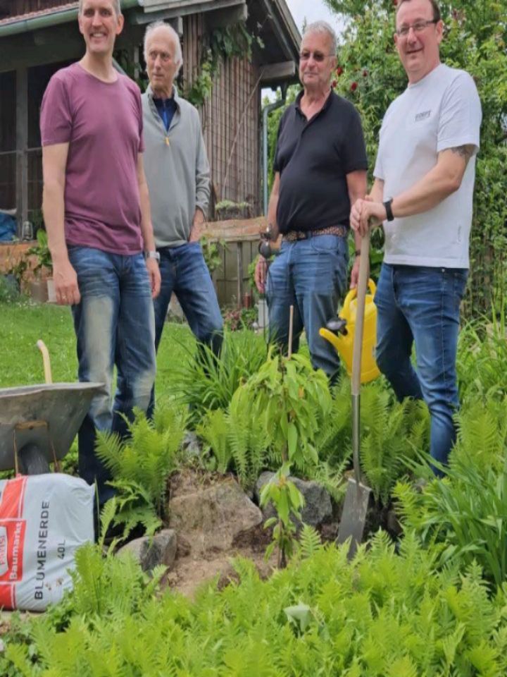 🌳 🌳 Boschen-Pflanz-Challenge 🌳 🌳
Wir wurden vom @trachtenverein_pfarrkirchen für die Boschen-Pflanz-Challenge nominiert. Wir haben einen Kirschbaum gepflanzt - somit gibt’s leider keine Brotzeit!
Wir nominieren
@minis.pan
@gartenbauvereinpfarrkirchen
@ffw_untergrasensee
Ihr habt eine Woche Zeit, auch einen Baum zu pflanzen. Falls wir nichts von euch hören, freuen wir uns über eine Brotzeit 🥨 🍺