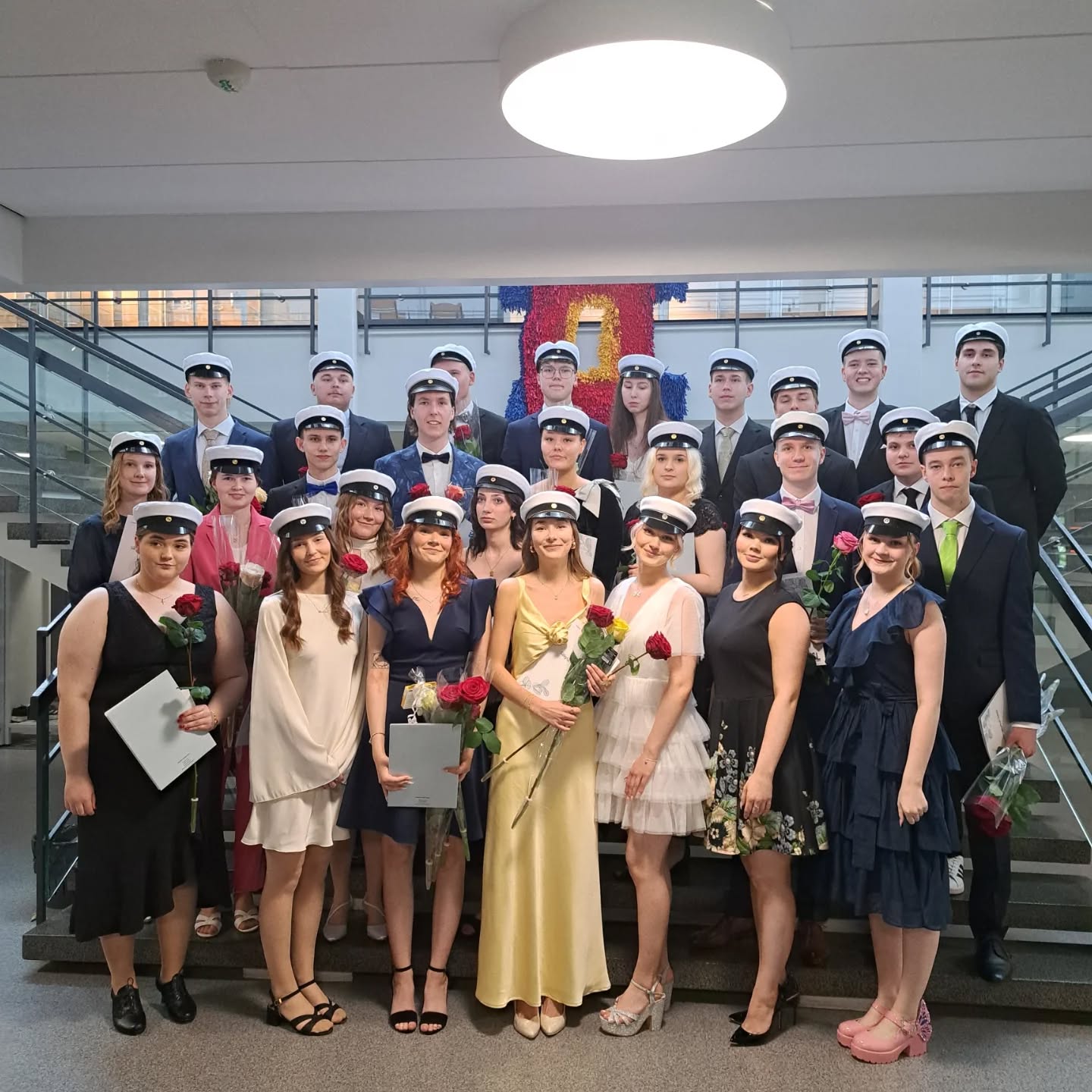 Se on siinä!😍 27 uutta ylioppilasta sai tänään lakin päähänsä kevätjuhlassa. Juhlassa kuultiin hienoja puheita ja musiikkiesityksiä ja vieräytettiin muutama onnen kyynel. 💐🥂
Mukavaa kesää kaikille ja onnea uusille ylioppilaille! 🤩