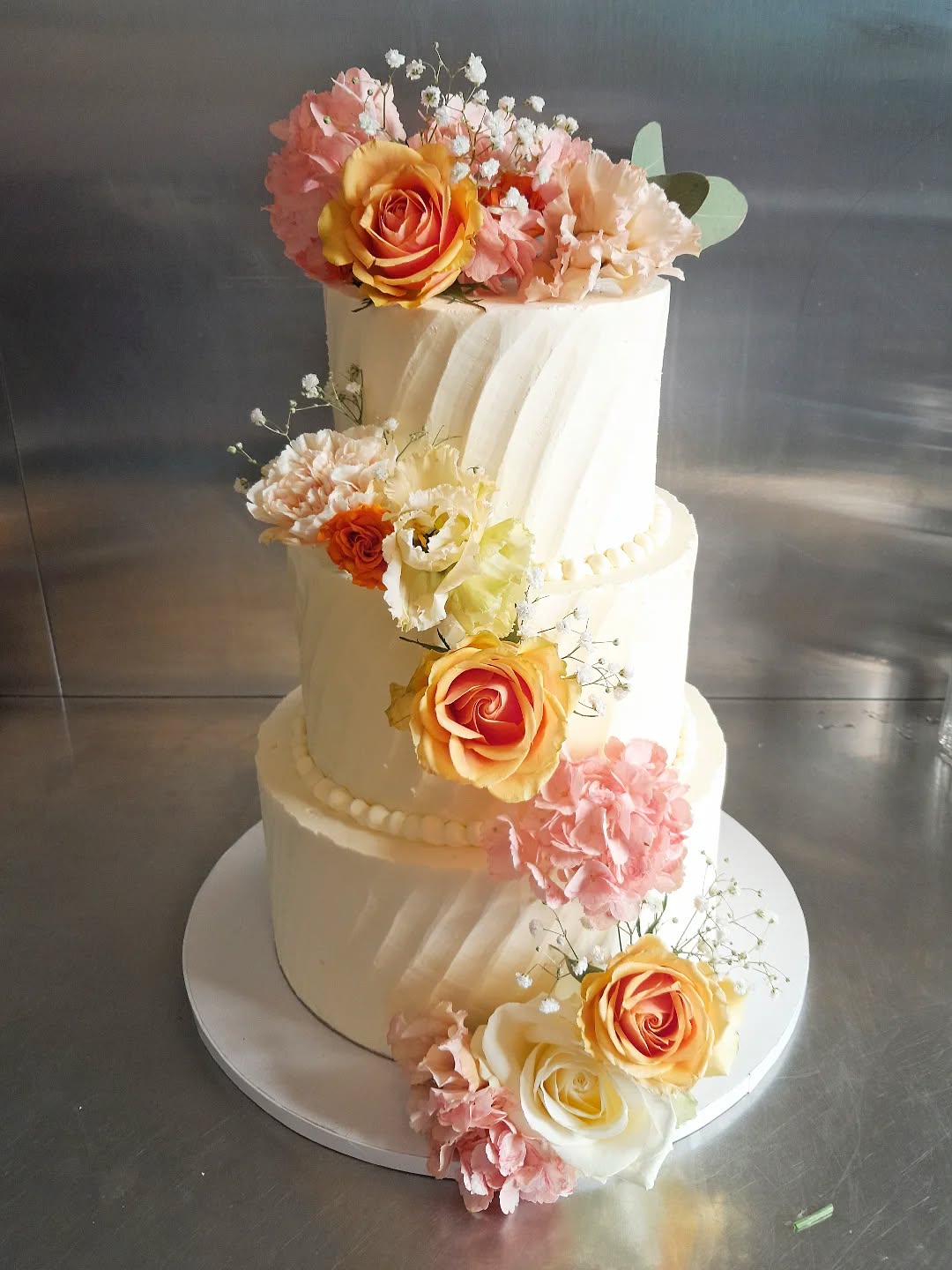 Voici un wedding cake réalisé pour le mariage de Christel et Romain et leurs 60 invités.
Recouvert d’une crème légère avec un joli effet texturé en diagonale. Les fleurs fraîches ont été choisies en harmonie avec la décoration florale de la salle de réception réalisée par @les_cocottes_fleuristes pour une élégance naturelle et romantique 🌸🌿
Les mariés ont osé des saveurs originales et raffinées :
💚 Biscuit moelleux à la pistache
❤️ Cœur de framboise en confit
🌸 Ganache montée au litchi et à la rose
Un mariage de goûts délicats et équilibrés, pour surprendre et ravir leurs convives dès la première bouchée.
Ce jour-là, la lumière était tout simplement magique au domaine Les Maisons du Bonheur à Fleurie… Un lieu à l’image de cette journée : chaleureux et plein d’amour 💍✨
Futurs mariés, si vous rêvez d’un gâteau délicat et goûteux parlons de votre projet ! 🍰💫
#laperlerarecakedesign #weddingCake #Mariage2025 #CakeDesign #GâteauDeMariage #FleursFraîches #PâtisserieFine #LyonWedding #LesMaisonsDuBonheur #PistacheFramboise #LitchiRose #CréateurDeGourmandises