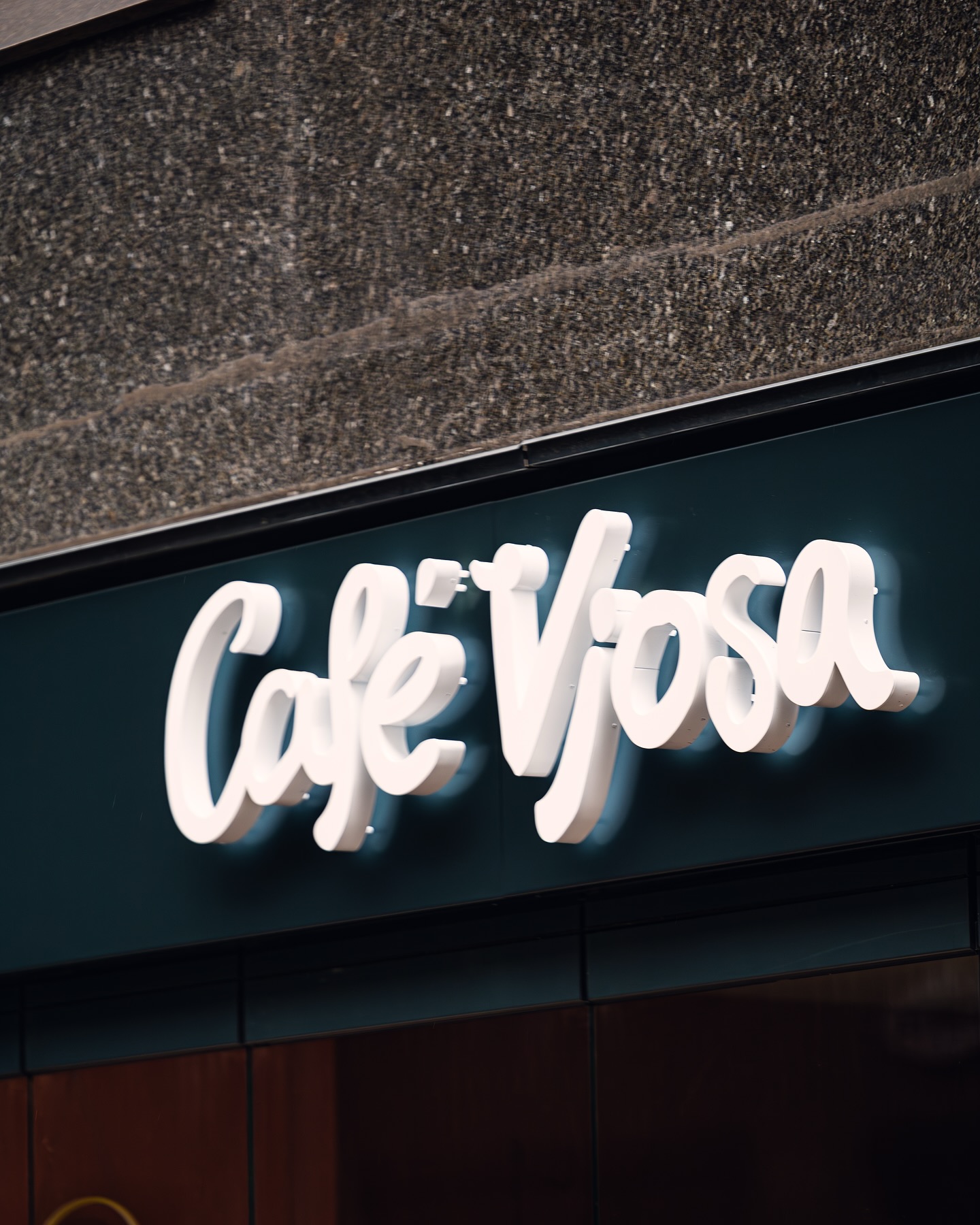 ☕✨ Einladend, modern & leuchtend charmant!
Der Schriftzug für Café Vjosa bringt genau das rüber, was ein Café ausmacht: Wärme, Stil und Aufmerksamkeit. Mit einer klaren 3D-Schrift und integrierter Beleuchtung wird jede Fassade zum Blickfang – besonders in der Gastronomie zählt der erste Eindruck!
🔹 Hochwertige 3D-Buchstaben
🔹 Modernes, freundliches Design
🔹 Sichtbar – auch bei Dunkelheit
Du willst, dass dein Café von außen genauso einladend aussieht wie von innen? Wir setzen dein Konzept perfekt um! 💬💡
#Werbetechnik #Lichtwerbung #CaféBeschriftung #3DBuchstaben #Außenwerbung #Signage #GastroBranding #Leuchtreklame #VisuelleKommunikation #CaféVjosa #Werbetechniker