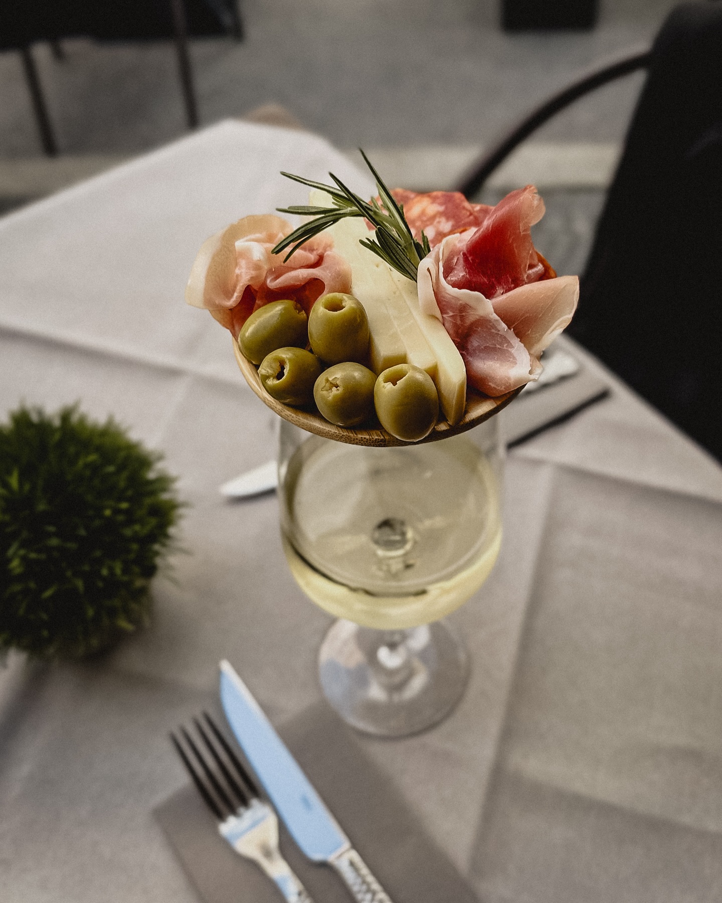 Aperitife vor dem Essen sind schon immer ein großes Thema, aber was passiert NACH dem Essen sobald das leichte Völle-Gefühl nachlässt? LÖSUNG: Zwo20 After Dinner Snacks und dazu gleich ein Gläschen von deinem favourite Vino 🍷
Klassisch mit mediterraner Feinkost oder in der vegetarischen Sommer Edition ab HEUTE bei uns erhältlich 🫒
#zuvinosagichnieno
#afterdinner #dinnervibes #dinneridea #dinnerdate #dinnerwithfriends #zwo20passau #snack #artofplatingfood #wine #winetime #