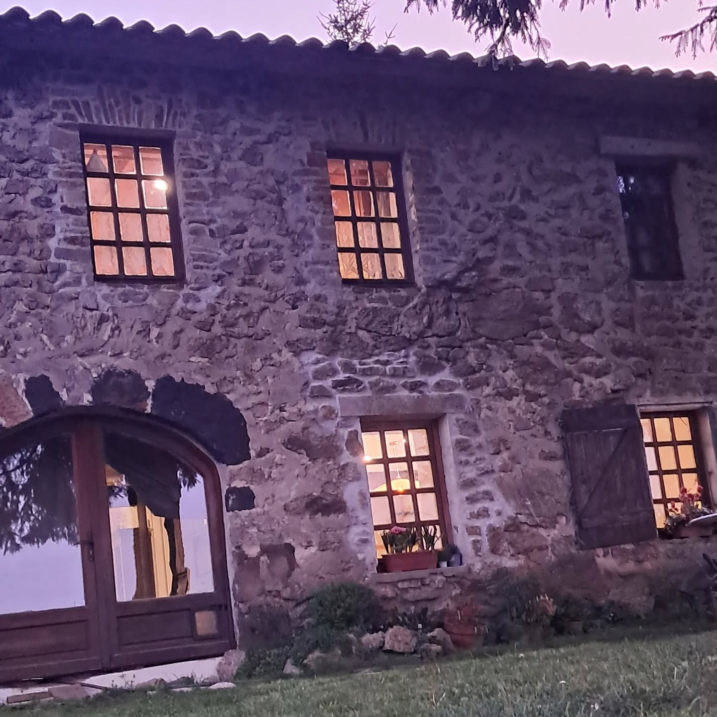 Life in pink, the magic sunset covers all colours tonight and touches it with an airy bliss. Soft tones fill our hearts.
#magiclight #ourhouse #simplelife #montagneardechoise #auclairdelasource #lanarce