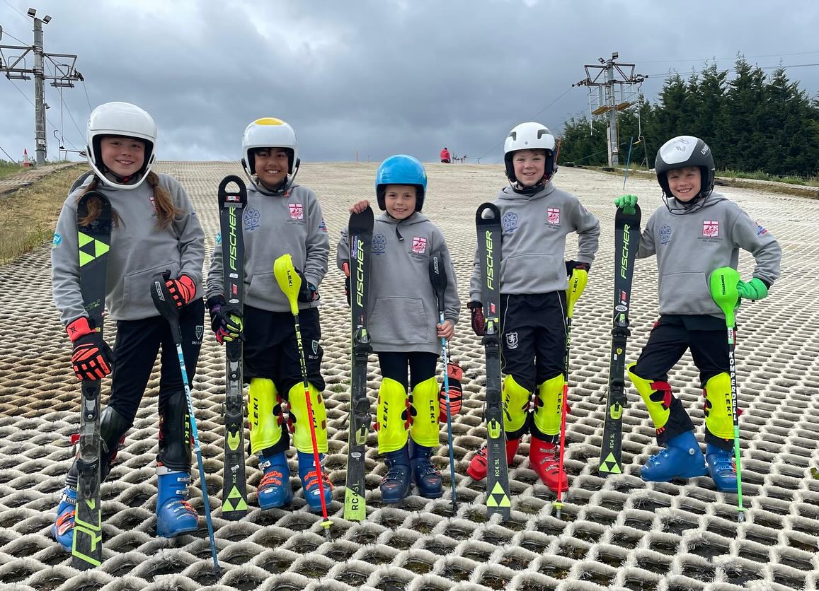 Five of our SPSRC athletes were invited to ESSKIA Junior squad training over the bank holiday weekend. Well done to all the athletes who had a great time with technical drills, gate training, tubing and even tobogganing which brought on some great teamwork!
Thanks to @esskia_ski , Andre and coaches Roger and Josef for organising such a fun camp!
#esskia
#spsrc
#swadlincoteskicentre
#fischerskis