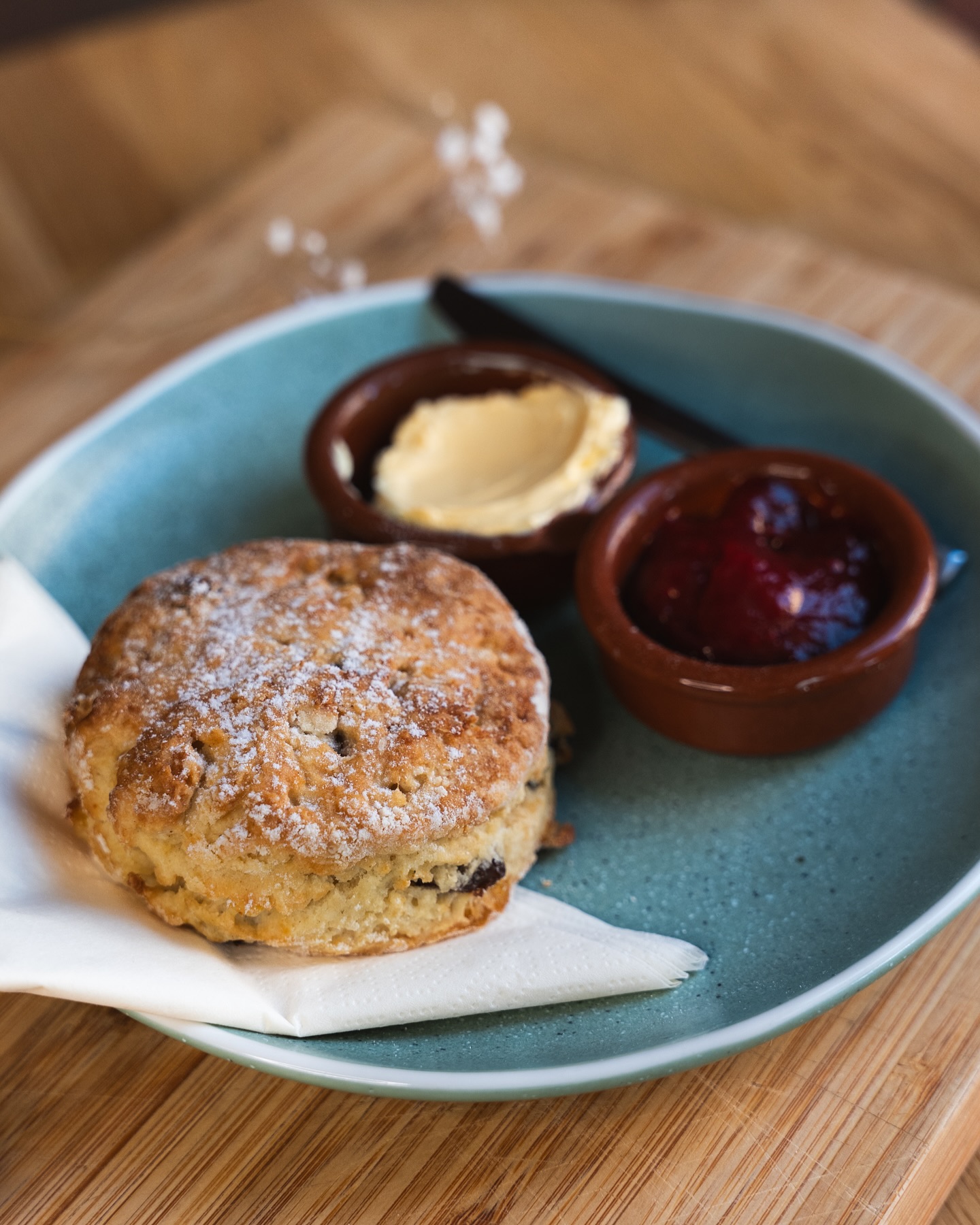 The perfect breakfast always comes with a little sweet... 🍪☕
Start your day with one (or all 😋) of our freshly baked vegan treats:
1️⃣ Scone with vegan butter & jam
2️⃣ Flaky croissant
3️⃣ Chocolate chip cookie
4️