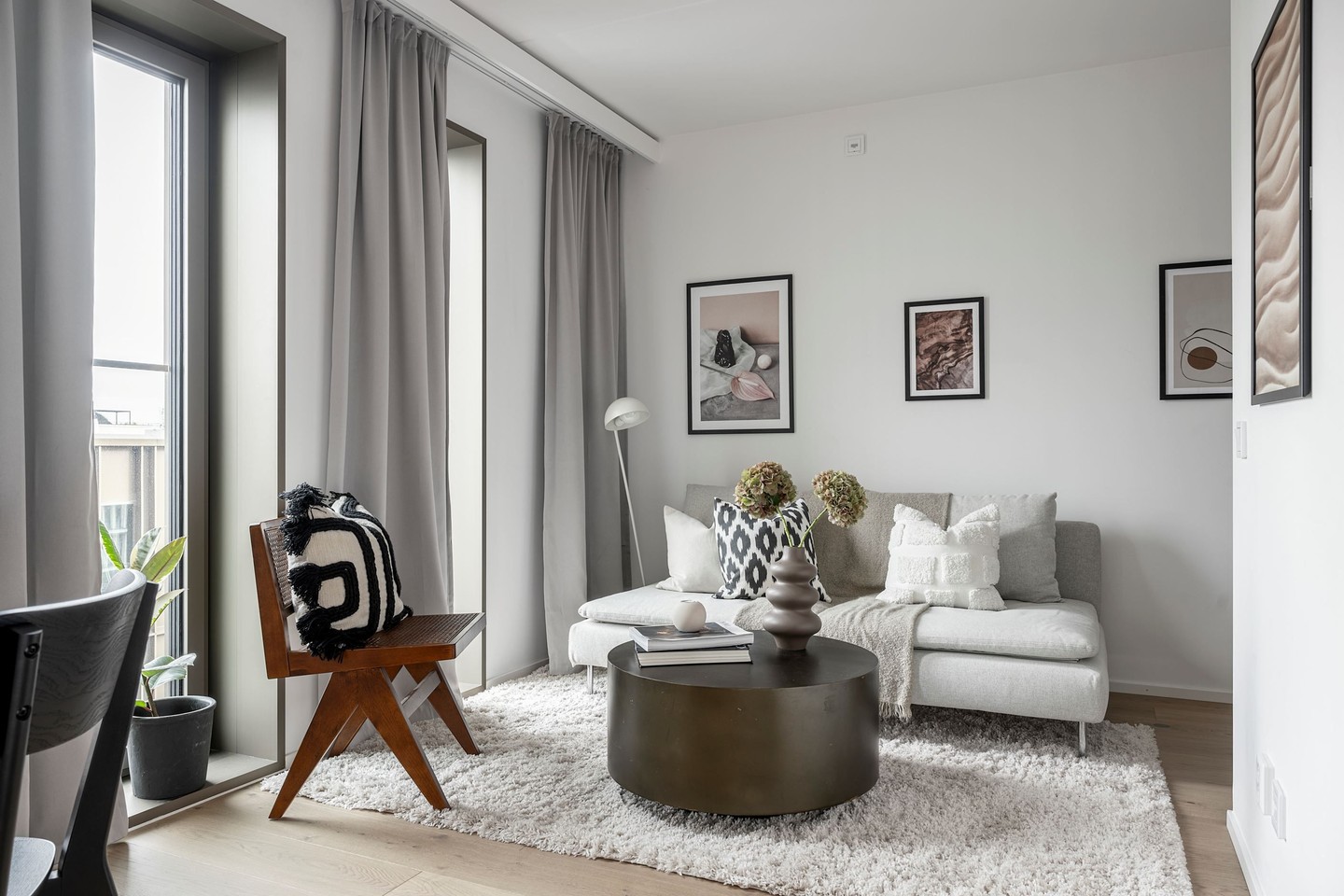 UTHYRNING
Nyproducerad 1:a i Hagastaden â 18 000 kr/mĂ„n
đ Emmy Rappes gata | 31 kvm | Fransk balkong
đĄ Alla driftkostnader ingĂ„r!
⚠Modern lÀgenhet med New York-kÀnsla
đïž Ăppen planlösning
đïž Sovdel med platsbyggda garderober
đ Stort badrum med tvĂ€ttmaskin & torktumlare
đïž Bo i hjĂ€rtat av Hagastaden â nĂ€ra bĂ„de citypuls och Hagaparkens lugn đł
đ© Skicka DM för mer info eller visning!
#hagastaden #uthyrning #stockholm #nyproduktion #lÀgenhet #bostad #förhyrning #passionforhomes #trygguthyrning #hyrautbostdsrÀtt #hyrautlÀgenhet