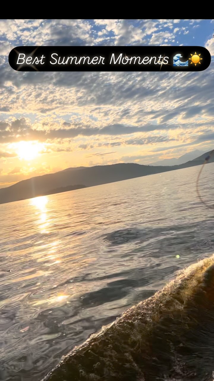 🌞 The best moments of summer? They’re found right here — sun-kissed skin, salty air, good music, and laughter echoing across the water. Nothing beats a perfect day on the boat. 🍹☀️⚓
.#BoatLife #VancouverSummer #SeaSkyCruises #vancouverisawesome #vancouverboatrentals #pontoonlife⚓️