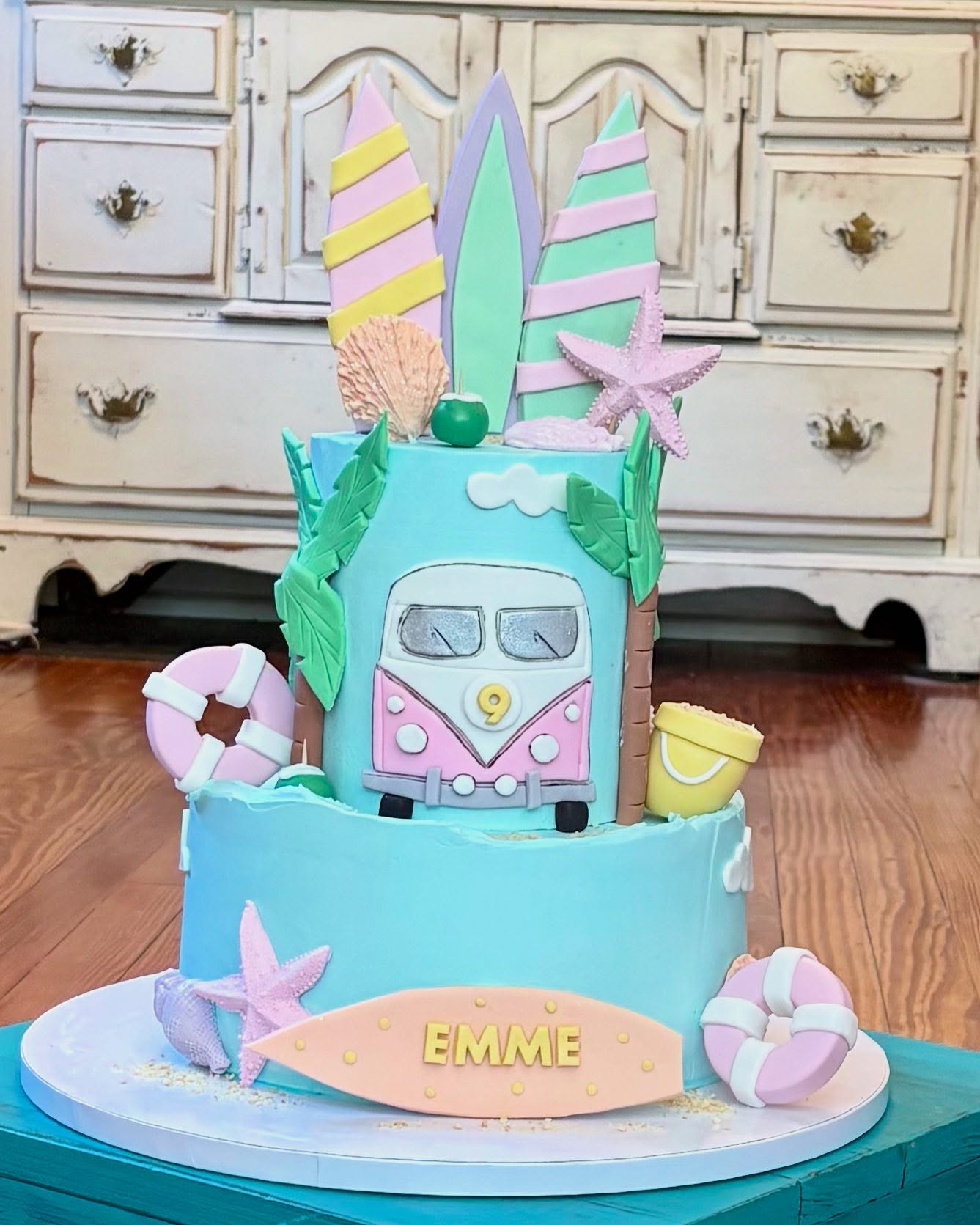 #beachlife #beachcake #customcakes #fondanttoppers #decoratedcakes #baker #cakesofinstagram #surfergirl #surfercake #murielscakesandcookies #buttercreamcakes #baker