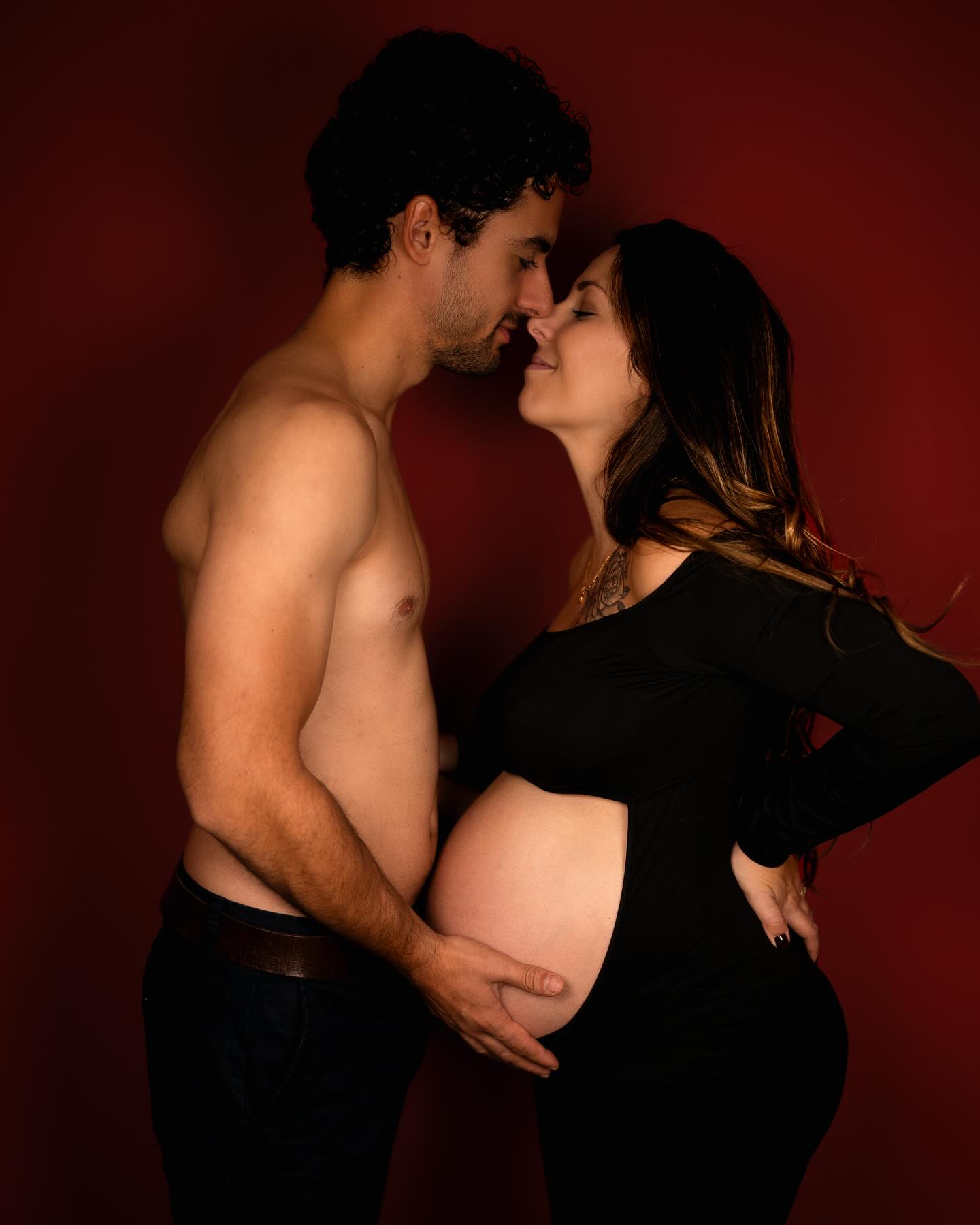 ✨ Donner la vie… ensemble ✨
Il y a cette beauté unique chez une femme enceinte — une force douce, une lumière intérieure, un corps qui crée l’amour.
Et puis, il y a ce regard, celui d’un futur papa… rempli de fierté, de tendresse, d’un amour immense déjà présent pour ce bébé à venir.
Ces moments-là sont rares, puissants et précieux.
Je suis là pour les capturer, avec toute la sensibilité qu’ils méritent.
Pour que vous puissiez vous en souvenir toute votre vie. 💛
📍 Séances grossesse en couple — en studio à Mornas ou en extérieur dans le Vaucluse
📸 Prête à écrire votre histoire en images ? Parlons-en 💌
#photographegrossesse #photographevaucluse #photocouple #femmeenceinte #mamancomblée #papalove #maternité #photography #amouramour #vaucluse #vaucluse_photos