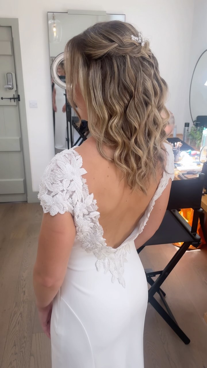 A little peek 👀 into my morning getting my beautiful bride, Abi and her bridal party ready for her special day @gatestreetvenue
Congratulations Abi 🥂 ❤️
#hairbyme #makeupbyme #bridestyle #weddingwaves #weddinghair #bridal #halfup #bun #updo #naturalmakeup #makeupartist #surreyweddings #surreyweddingsuppliers #naturalweddingmakeup #natural #bridalmakeup #bridalhairstyle #plait