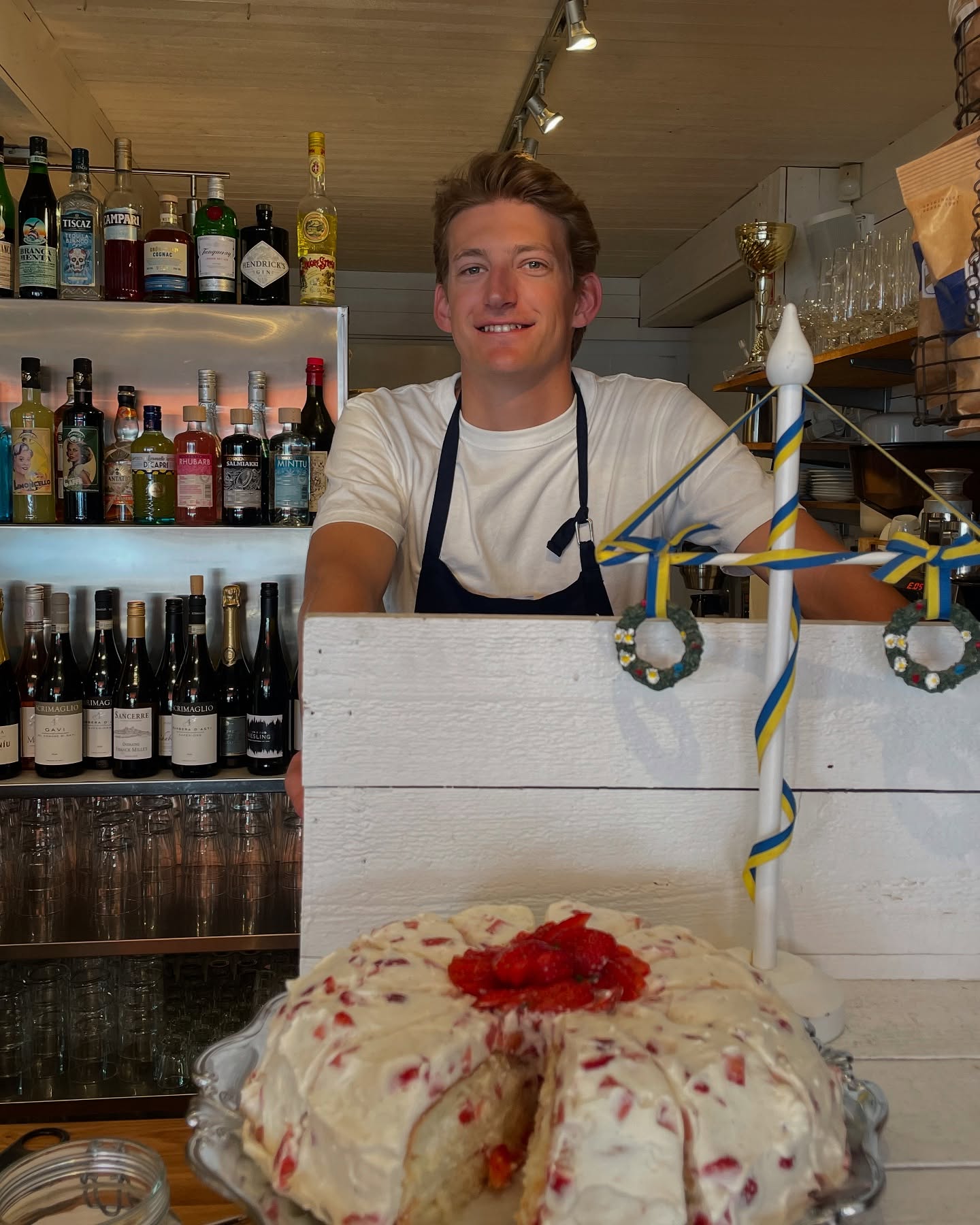 Glad midsommar från oss!
Dagen till ära har vi sommarens godaste jordgubbstårta på menyn🍓🎂 Öppet som vanligt, 11 till sent!