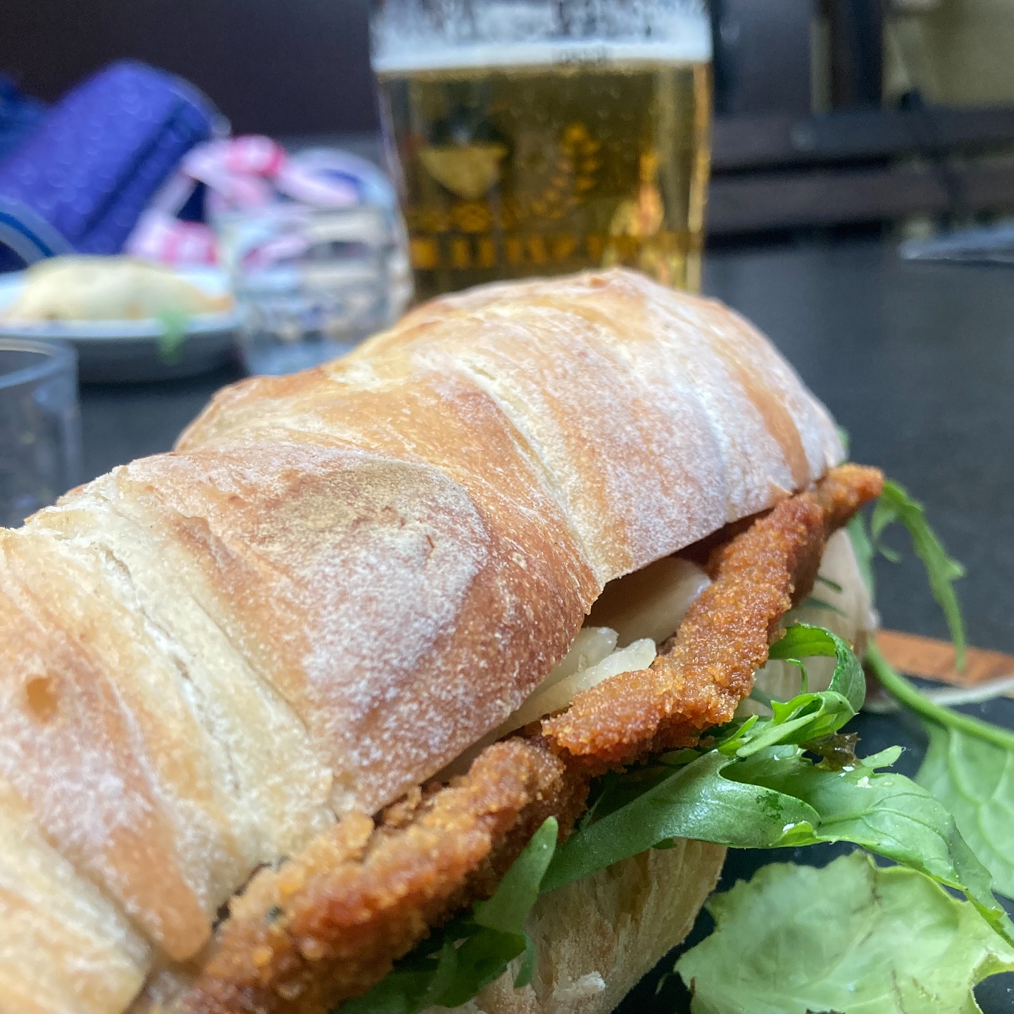 Neuer Liebling: Sandwich de Milanesa!
Leckeres Rindschnitzelsandwich mit Rucola und Parmesan!
Di-Sa ab 17Uhr und Mi-Fr von 12-14Uhr geöffnet.
#milanesa #chequelomo #liebling #basel #argentina #suiza #sandwich #lunch #dinner #baselfood #baselrestaurant #baselswitzerland