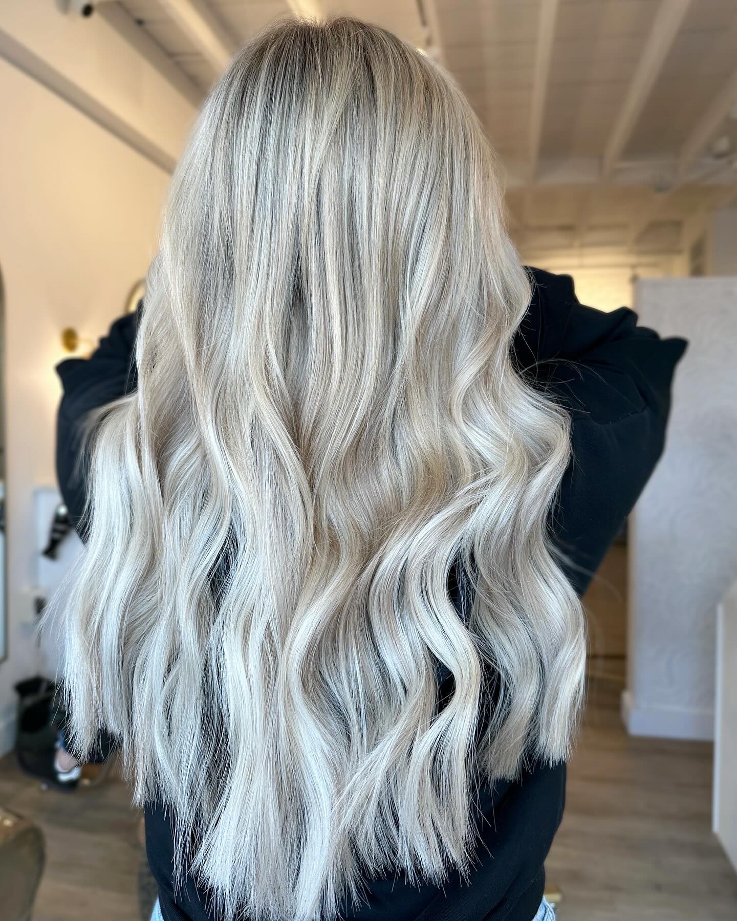 Brightest blonde and a fresh set of extensions for some added length and fullness by @colorbyem_ ✨ Emma is now accepting new extension clients, just in time to get your dream summer hair!
Click the link in our bio and book a consult with her to learn more 🤍