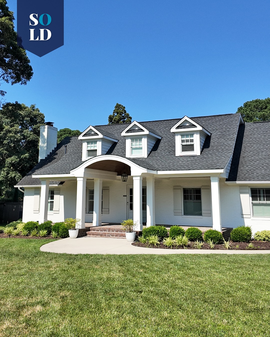 Everybody did want this but only Chris Martini could secure this Alanton home for his clients within days of it hitting the market!
5 🛌 | 5 🛁 | 5,187 sq ft
Sitting on over an acre and bedecked with fine finishes, this stunning home has top-of-the-line features at every turn. An outdoor oasis awaits, complete with a saltwater pool, expansive deck, and the greenest grass you’ll ever see.