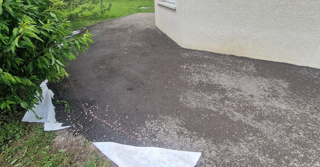 🔨 Nouvelle réalisation !
Terrasse en composite plein imitation bois 🌿🪵
Pose sur concassé, avec plots réglables et lambourdage en pin traité pour une base solide et durable.
Le résultat ? Une terrasse élégante, résistante et parfaitement intégrée à son environnement.
👉 Il ne reste plus qu’à profiter du soleil, du calme… et de la vue sur nos jolies montagnes 😍🏔️
📞 Pensez à nous contacter pour vos projets d’aménagement extérieur sur mesure