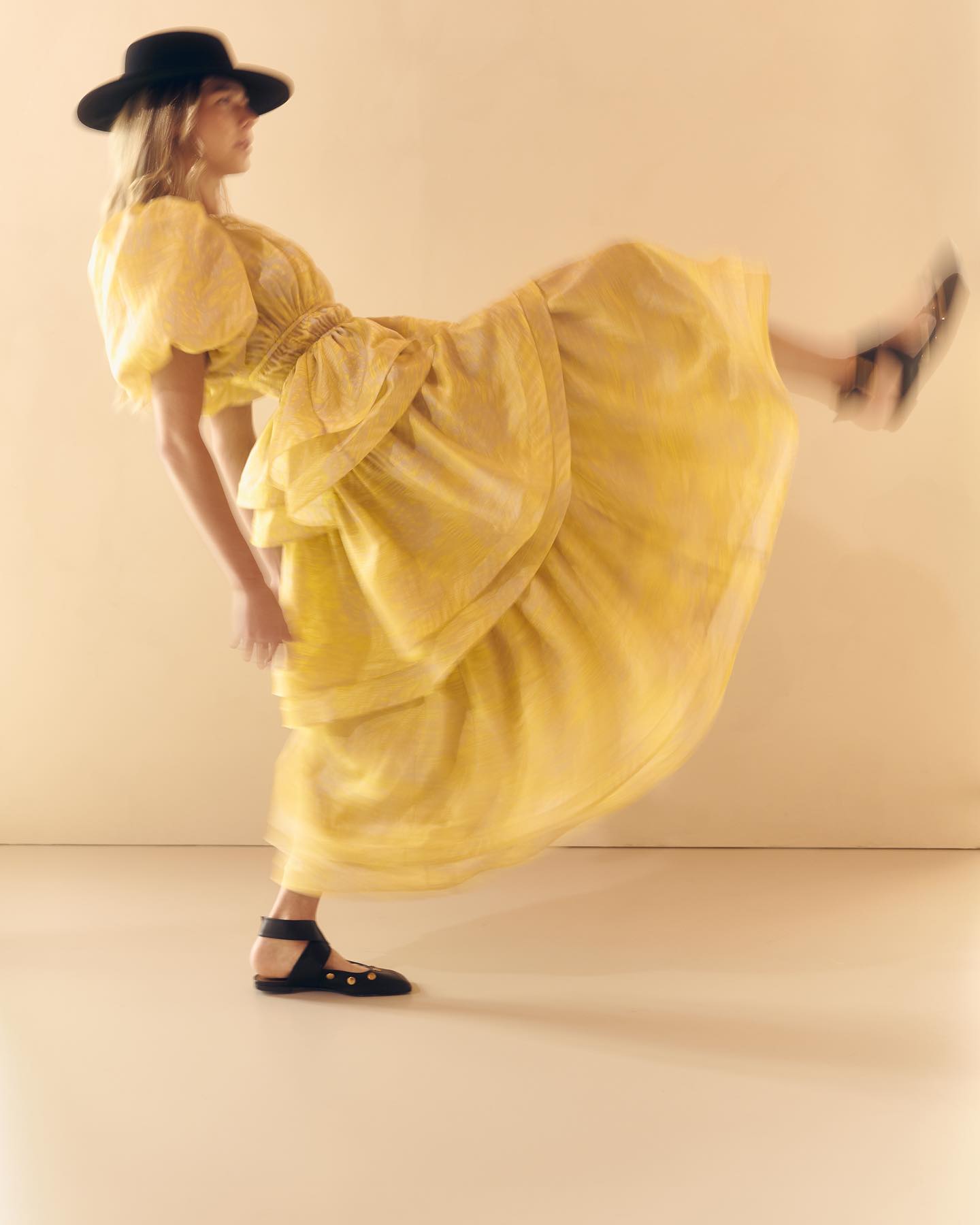 Kicking off the weekend! 🌞
#fotostudio #photostudio #daglichtstudio #daylightstudio #haarlem #fotografie #photography #shootlocatie #shootlocation #photospace #haarlemvenue #amsterdamvenue #rentallocation #verhuurruimte
Fotograaf: Chantal van den Broek @chantalvdbphotography
BTS fotograaf & assistent: Fiorigia Idema @framebyfie
Stylist: Evy Kleintjes @evykleintjens
MUAH: Bente Mannes @bybente_muah
Model: Annemijn @annemijnrenes
Agency: @maloumodelmanagement