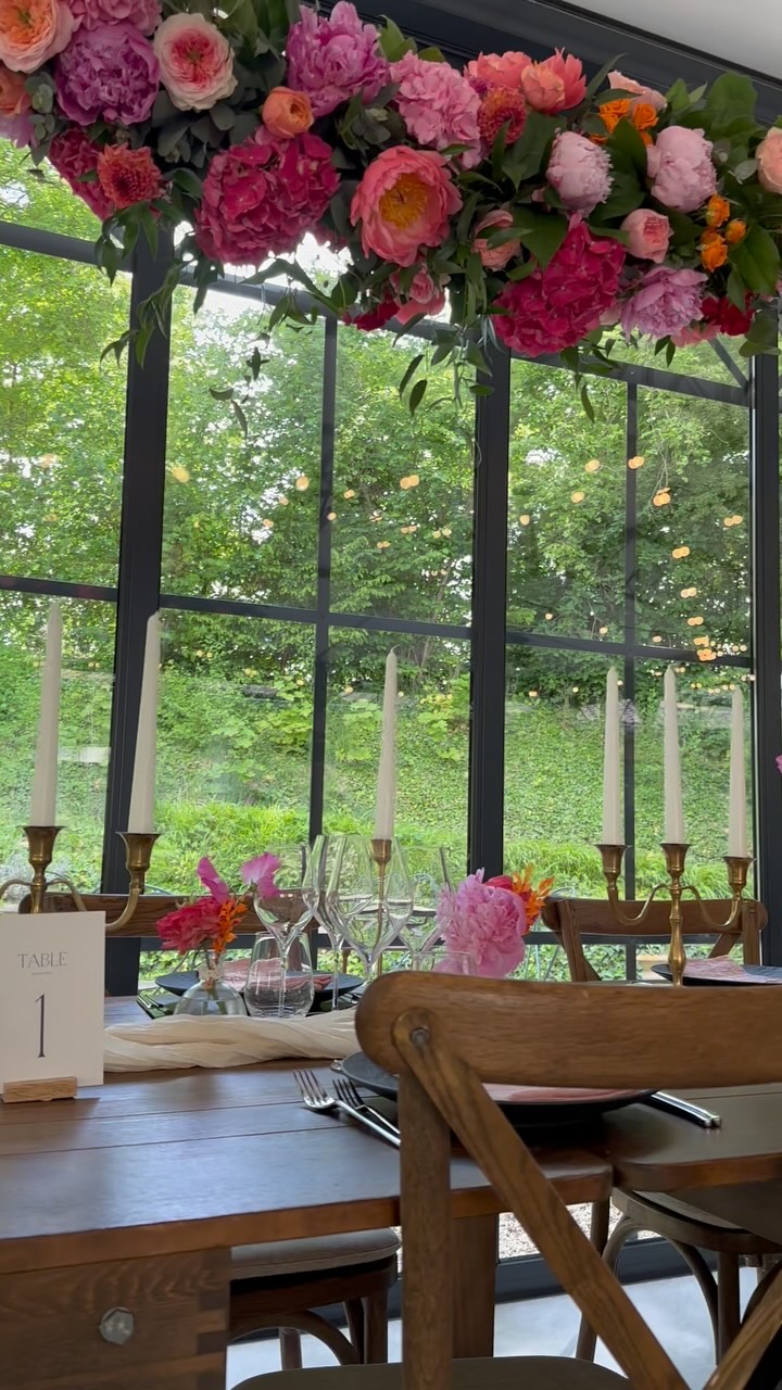 Retour en images sur le mariage de Lucie & Jules 🌺
___________
Un week-end fort en émotions, même si le soleil n’était pas de la partie le samedi. Il en fallait plus pour entamer l’enthousiasme de leurs proches : l’ambiance était là, dès les premières heures.
Le vin d’honneur dans le parc a lancé les festivités : les savoureuses bouchées d’ @enbinome , le bar à vinyles installé par Christophe de @chd_events , et cette atmosphère conviviale qu’on aime tant.
Les jeux en bois et la cabine téléphonique de @memo__event et Victoria @agence.laballade ont complété le décor autour de notre caravane, toujours fidèle au poste !
Côté déco, Marina Martinet @fleurissez.vos.evenements a habillé chaque espace de fleurs aux tons roses profonds, qui ont apporté beaucoup de caractère à l’ensemble.
Et en cuisine, Quentin @wildcookvaugency a une nouvelle fois régalé les invités avec un repas au feu de bois, généreux et chaleureux.
Le tout terminé en douceur avec le superbe gâteau signé Sonia de @so_layers
Et pour finir en beauté : une soirée dansante menée par Christophe @chd_events toujours aux platines — et son photobooth qui n’a pas désempli jusqu’au bout de la nuit.
.
.
.
.
#domainedevaugency #mariage2025 #lieudereceptionmarne #mariageecoresponsable #weddinginchampagne