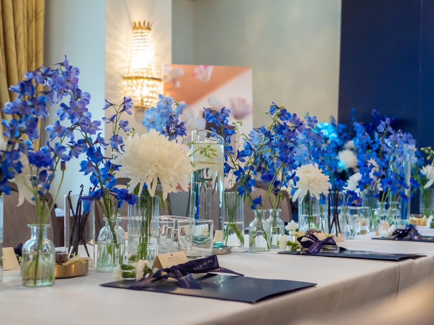 A scent-led experience brought to life through thoughtful styling.
For the launch of @thameenfragrance Florentine Diamond, the vision was to echo the fragrance’s notes within the room—creating a fully immersive environment.
Tuberose, vanilla, and cacao were key elements in the scent’s composition, so we sourced high-quality raw ingredients and displayed them elegantly across the tables.
While fresh tuberose flowers were out of season, we found a beautiful solution—using delicate tuberose heads artfully arranged in gold trays to retain the essence of the fragrance.
Floral styling followed a crisp palette of white chrysanthemums and a curated gradient of blue delphiniums, creating a striking colour story that complemented the luxurious tone of the brand.
Scent, sight, and storytelling—all perfectly aligned.
Thankyou to the beautiful event designer & planner that always trusts in us @studio.threelittlebirds
Venue @grosvenorhouselondon
#FlorentineDiamond #ThameenLondon #ScentStyling #FragranceLaunch #LuxuryEvents #CushteLondon #TablescapeDesign #Tuberose #CacaoAndVanilla #SensoryExperience #EventStyling #tablescaping