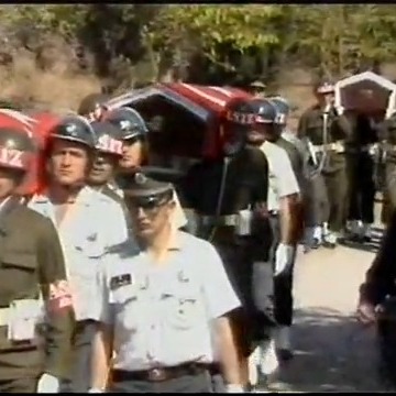 Doğan Gürpınar'ın yeni kitabı Zincirli Hürriyet Diyarında'dan Özal'ın Menderes'e 1990'daki iade-i itibarı
(Kitabı %50 lansman indirimiyle temin için Kitapyurdu.com)
Turgut Özal’ın 1990 yılında Adnan Menderes’e iade-i itibarla na’şını Topkapı’da yaptırılan anıtmezara taşımasının ertesi yılında aynı paralelde Mehmet Ali Birand TRT’de on bölümlük “Demirkırat” belgeselini yayınlandı. Birand, 27 Mayıs’a giden yolun tekrarlanagelen ve anaakımda dokunulmayan anlatısına karşı otuz yılın mesafesiyle arda bakarak tanıkların acılı, buruk, hüzünlü seslerinden duygusallığı da yoğun bir okuma getiriyordu. Her bölümü Birand’ın “demokrasi dünyanın en narin çiçeğidir” sözleriyle başlayan belgeselin 27 Mayıs’ın muzaffer devrim değil geride kapanmamış yaralar bırakan bir darbe olduğu vurguları da 27 Mayıs ve Menderes’in hala yüklendikleri siyasal anlamlar arasında tepkileri ve polemikleri tetikledi. 90’lar boyunca çok fazla tarih konuşulacak ve adeta tarih zehirlenmesi yaşanacaktır. İkinci Cumhuriyet’in de temel iddiası/misyonu “tarihin temizlenmesi”, “imha edilmesi” veya “iptal edilmesi”dir.