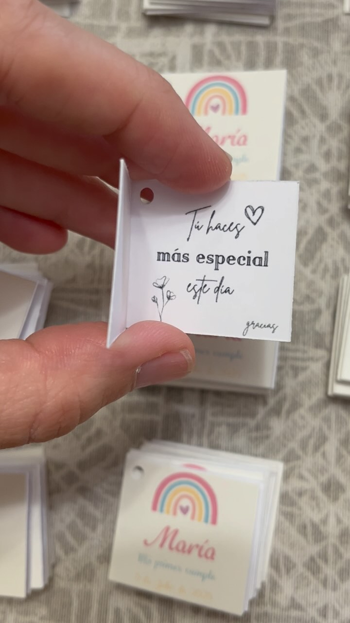 El empaquetado también es importante, y por eso dedicamos el mismo cariño para montarlo que para personalizar los regalitos. 🎁
Estas preciosas tarjetas son para un detallito de cumple, seguro que queda precioso! 💕
Si estás buscando que regalar a tus invitados, entra en nuestra web y encontrarás ideas para todos a muy buenos precios! 🤩
Y recuerda que tienes disponible el descuento del 15% solo hasta el domingo! 💸
Date prisa y no te quedes sin el tuyo!!! 🏃🏼♀️