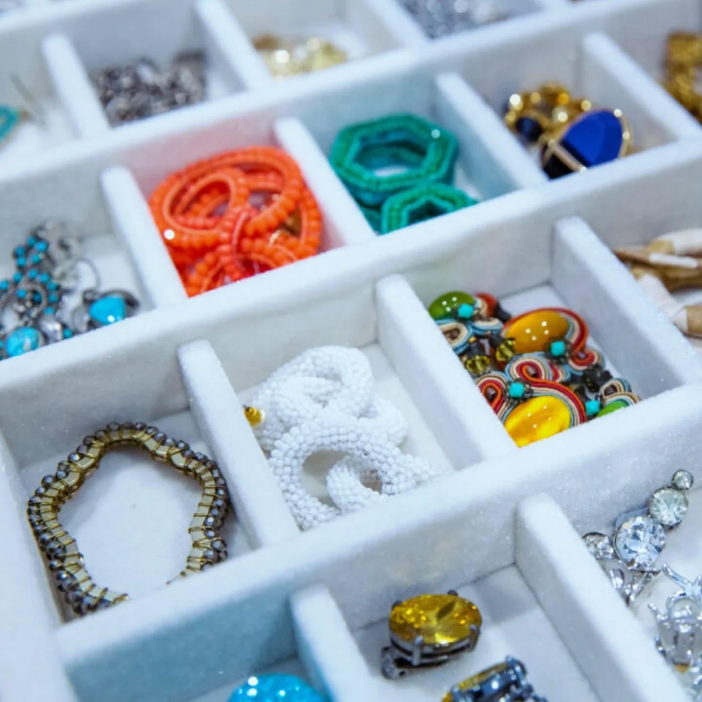 Organized jewelry: the easiest way to spot what your teen borrowed without asking you. 😉
#organizerforbusyparents
#organizedfeelsgood #professionalorganizing #bayareaorganizer #eastbayorganizer #amscotthome