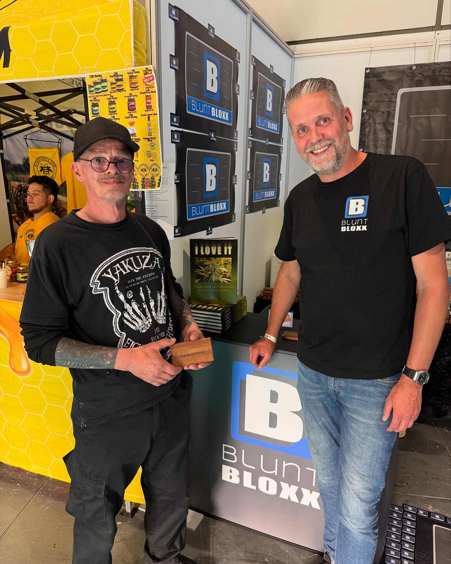 🌟 What an honor! 🌟
Yesterday at the Mary Jane Berlin Expo, we had the incredible privilege of welcoming Michael D. Meredith, the world-famous author of “I Love It”, to our stand!
We gifted him two custom-engraved BlunBloxxes with his name:
✨ One for 2 joints
✨ One for 5 joints
📍 You’ll find us at Hall 21a, Stand D125 — come say hi!
Thank you, Michael, for this unforgettable moment! 🙌🔥
#BlunBloxx #MichaelDMeredith #ILoveIt #MaryJaneBerlin #MJ2025 #CustomGifts #CannabisCulture #Hall21a #StandD125