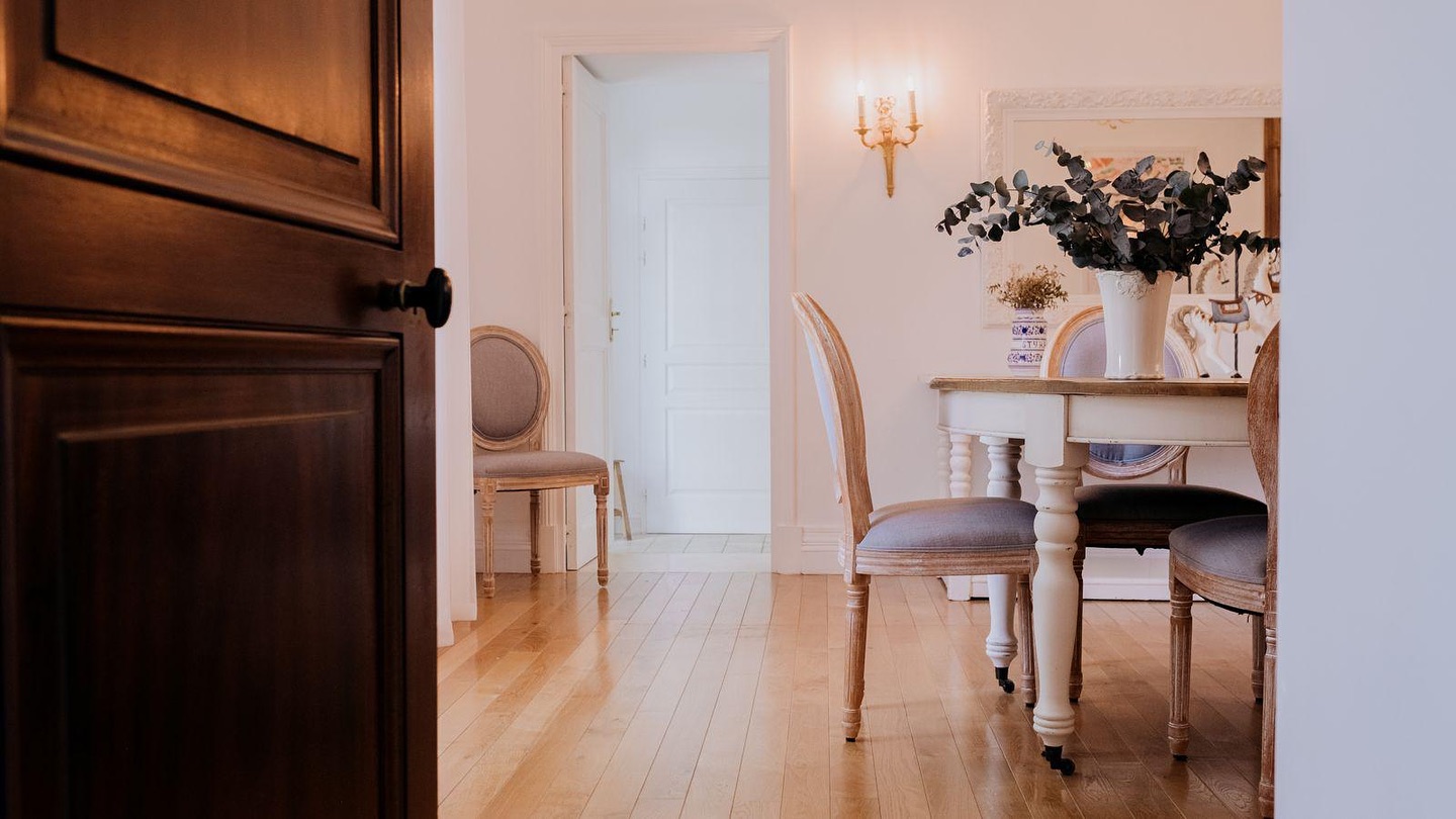 ✨ Un moment de partage autour de notre table…
Dans notre salle à manger, chaque repas devient une belle parenthèse de convivialité.
Venez savourer l’instant, tout simplement. 🍷