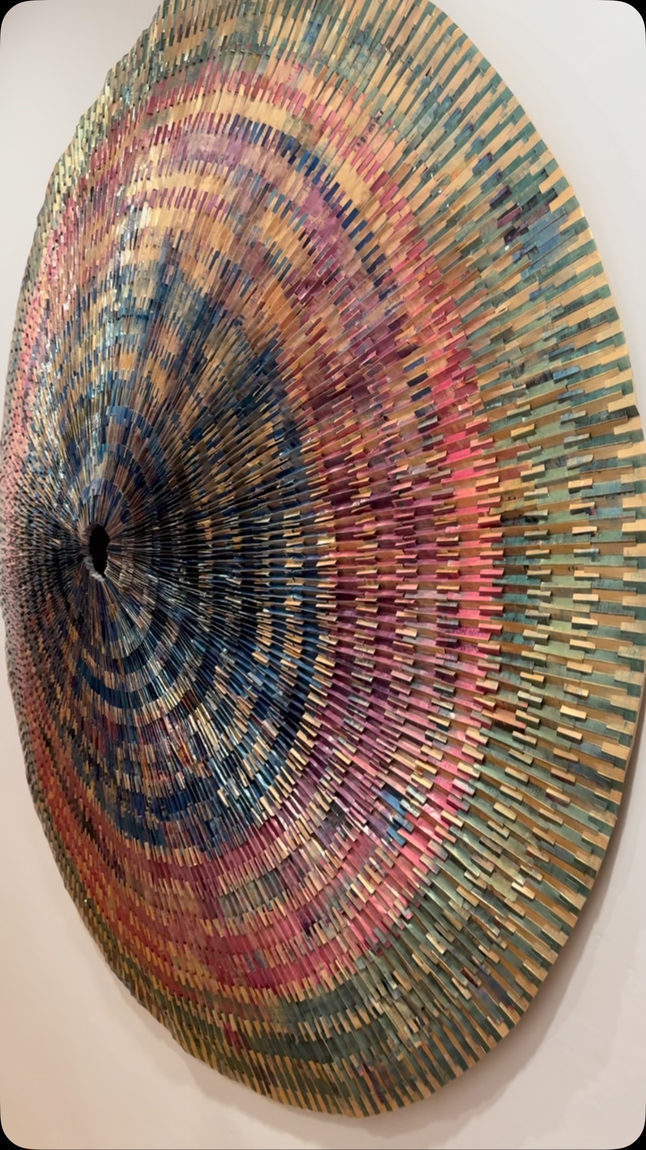 Schwindel v52 Collage sobre madera curva Papel pintado impreso en toner. 165x165x20cm 2025
#artist #art #artecontemporaneo #arte